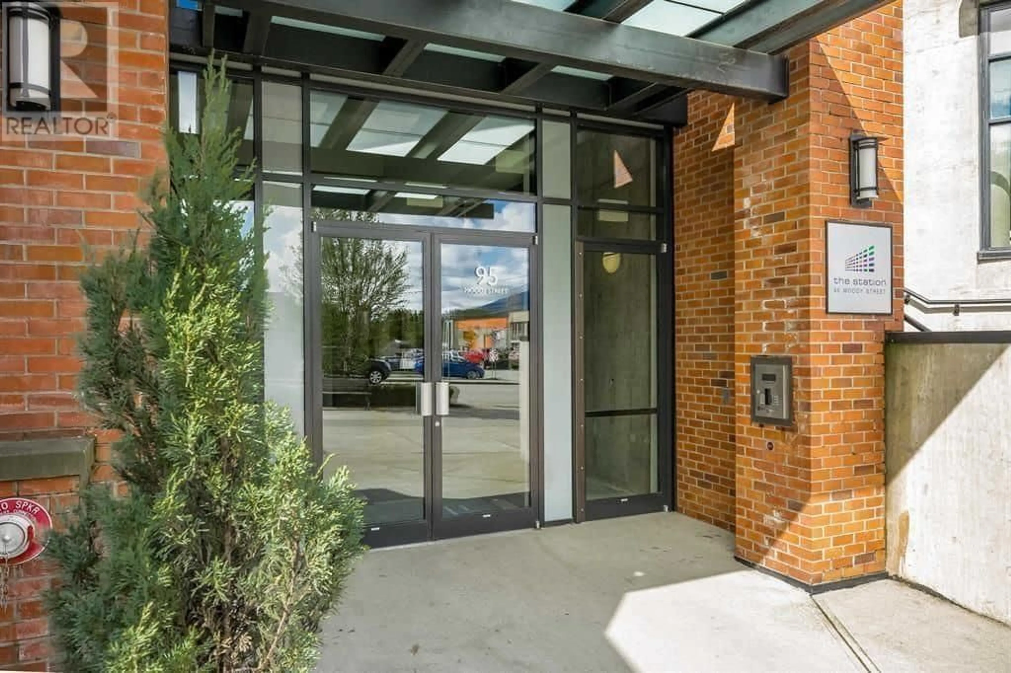 Indoor foyer, cement floor for 409 95 MOODY STREET, Port Moody British Columbia V3H0H2