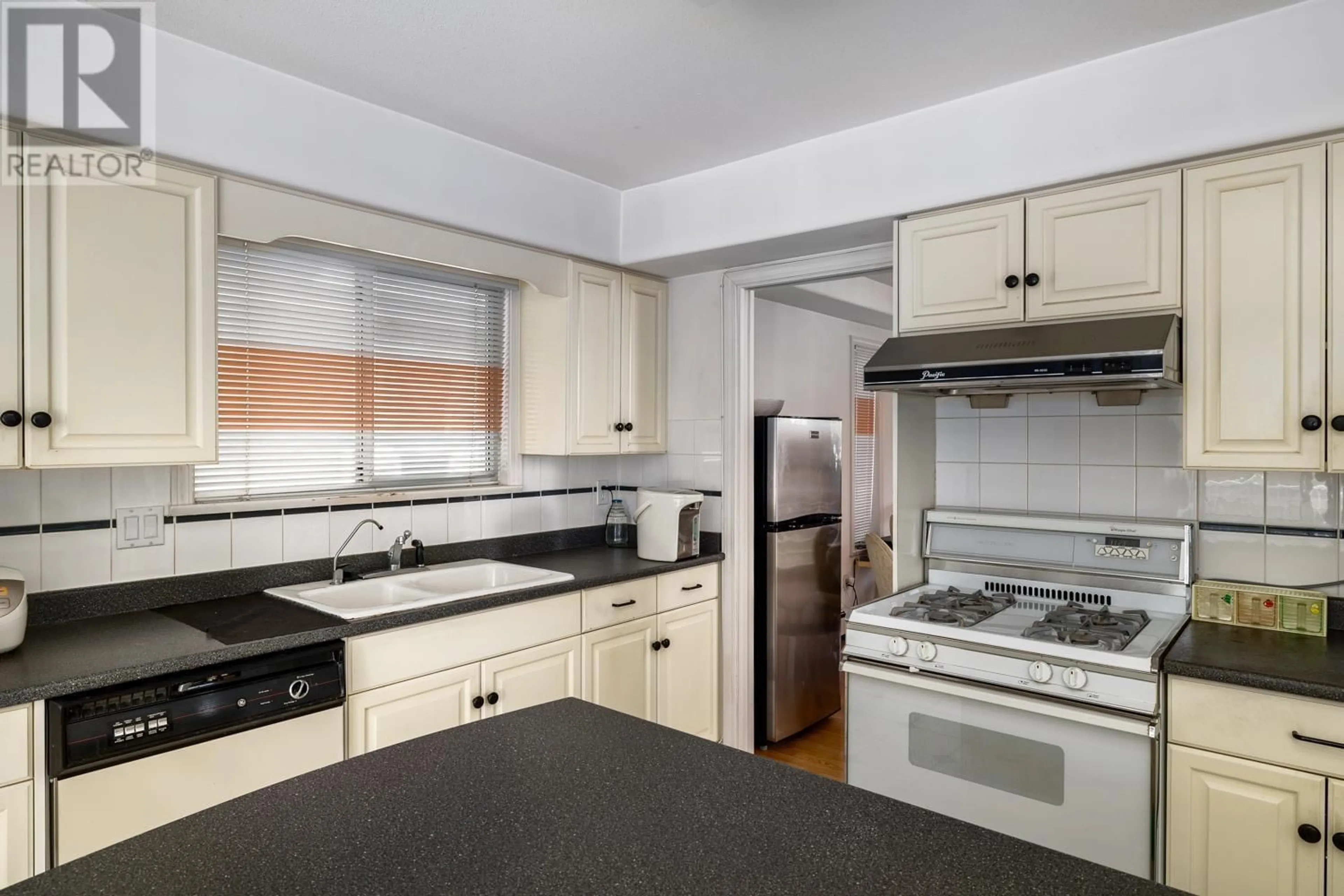 Standard kitchen, wood floors, cottage for 108 W 46 AVENUE, Vancouver British Columbia V5Y2W9