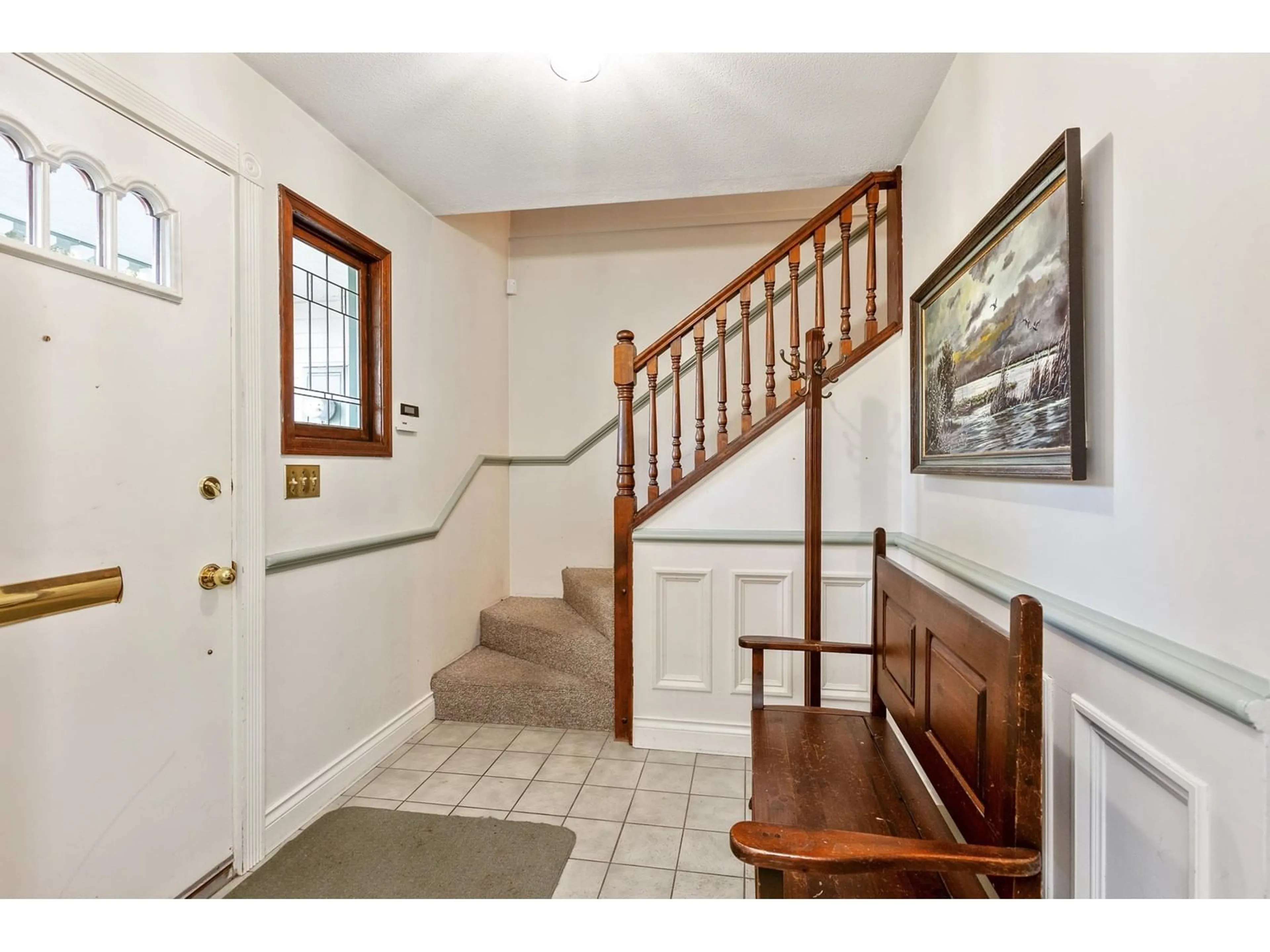 Indoor entryway, wood floors for 12724 25A AVENUE, Surrey British Columbia V4A5R5