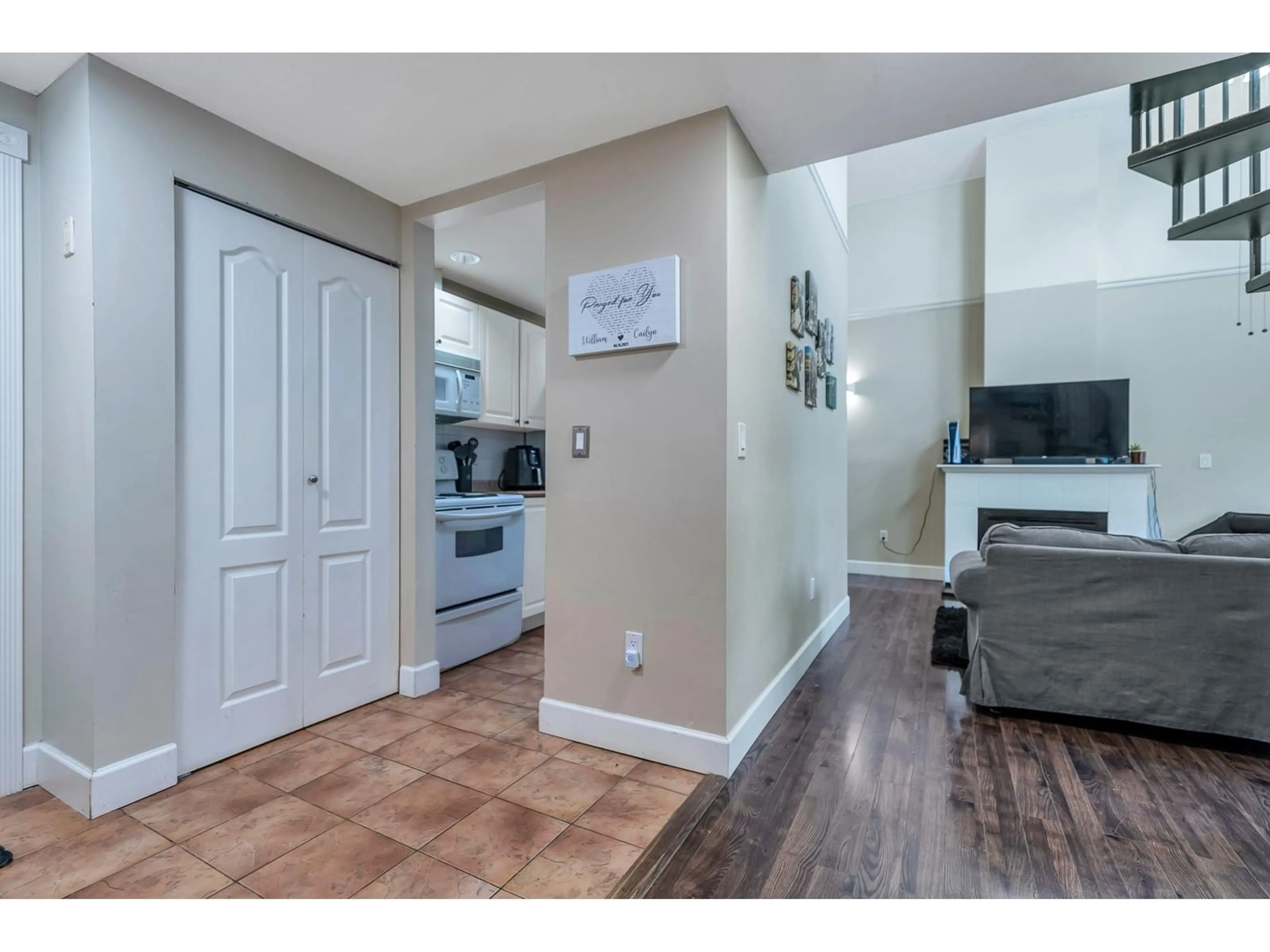 Indoor entryway, wood floors for 409 14377 103 AVENUE, Surrey British Columbia V3T5V5