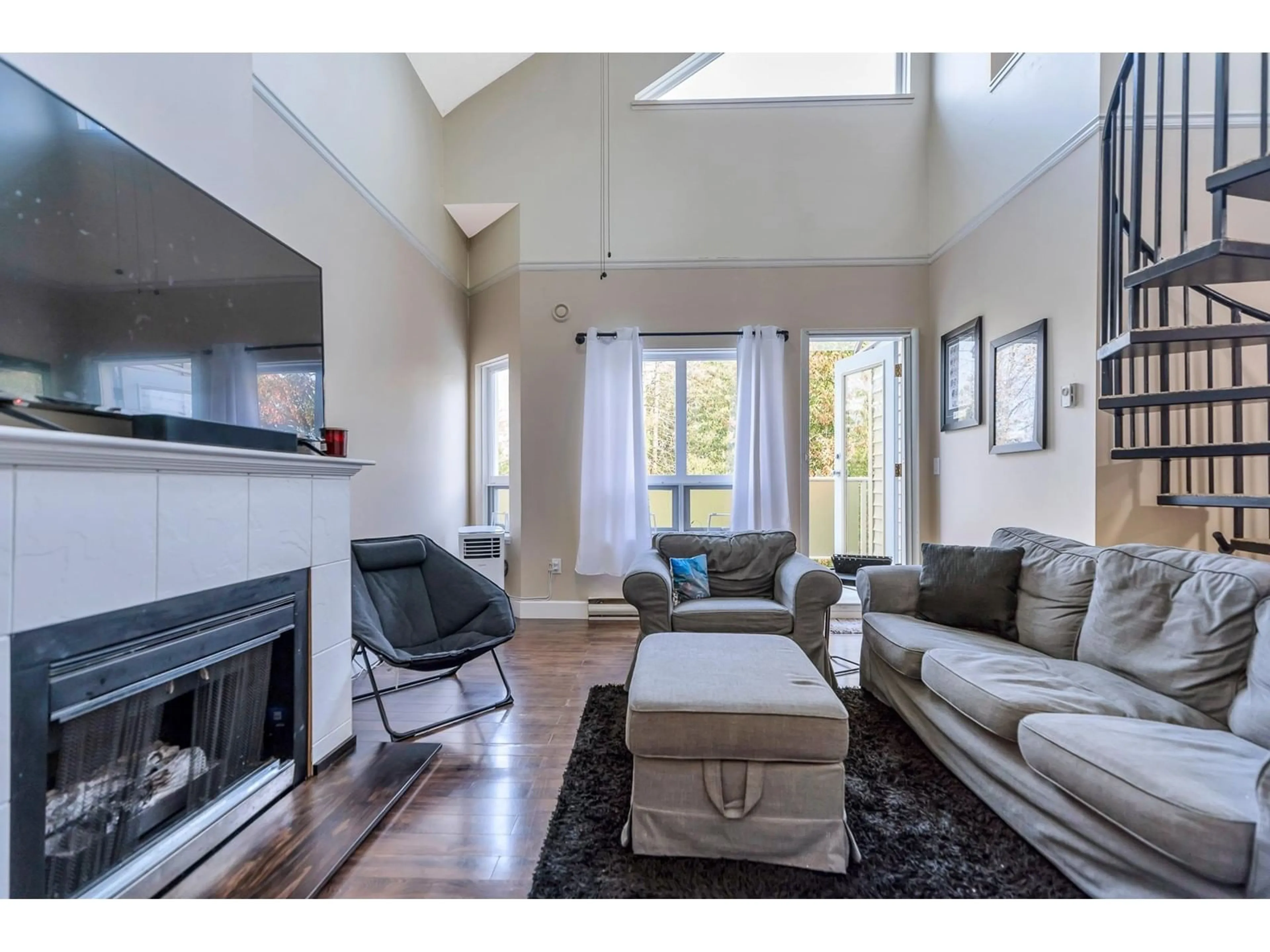 Living room, wood floors for 409 14377 103 AVENUE, Surrey British Columbia V3T5V5