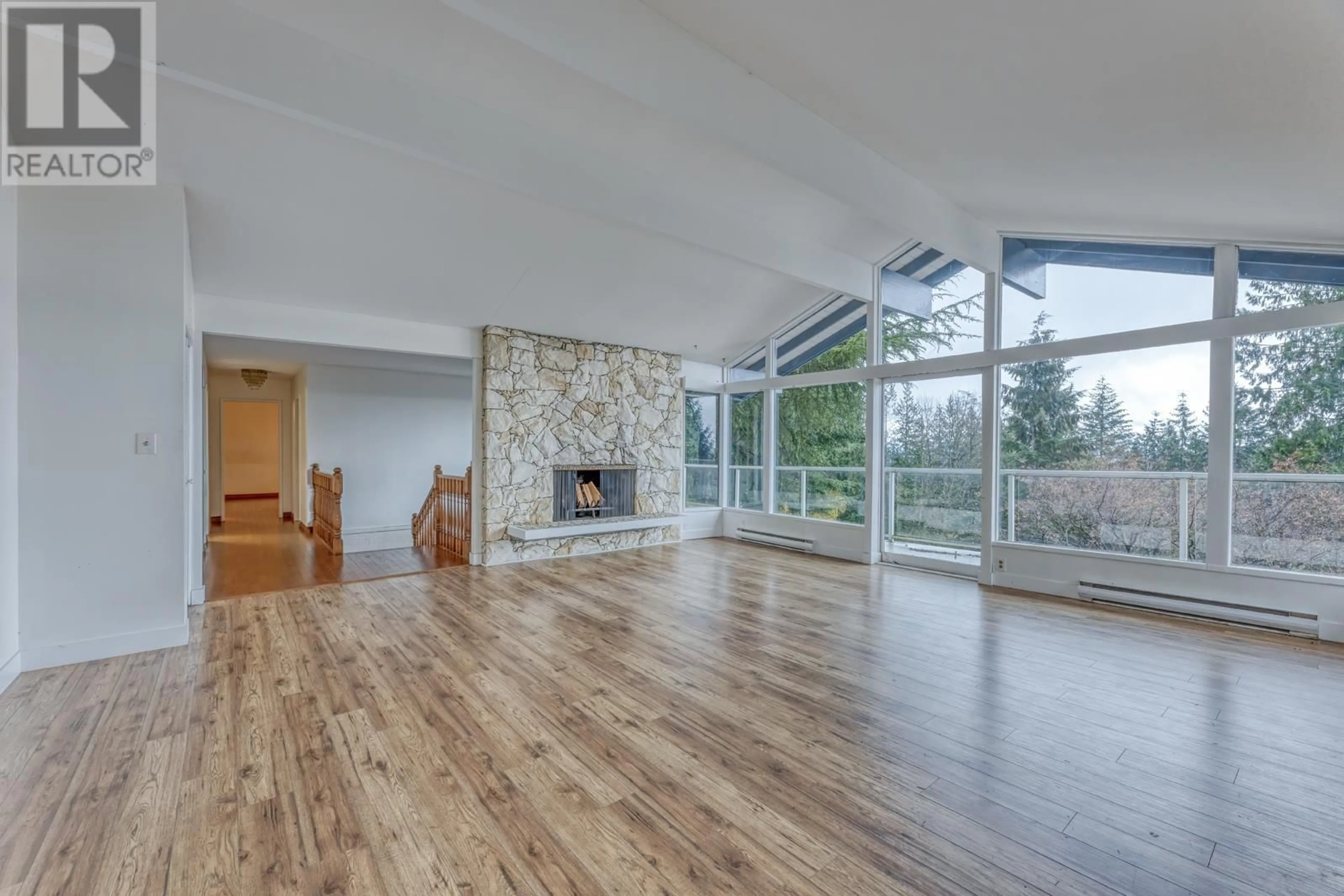 Indoor foyer for 1380 BURNSIDE ROAD, West Vancouver British Columbia V7S2P5