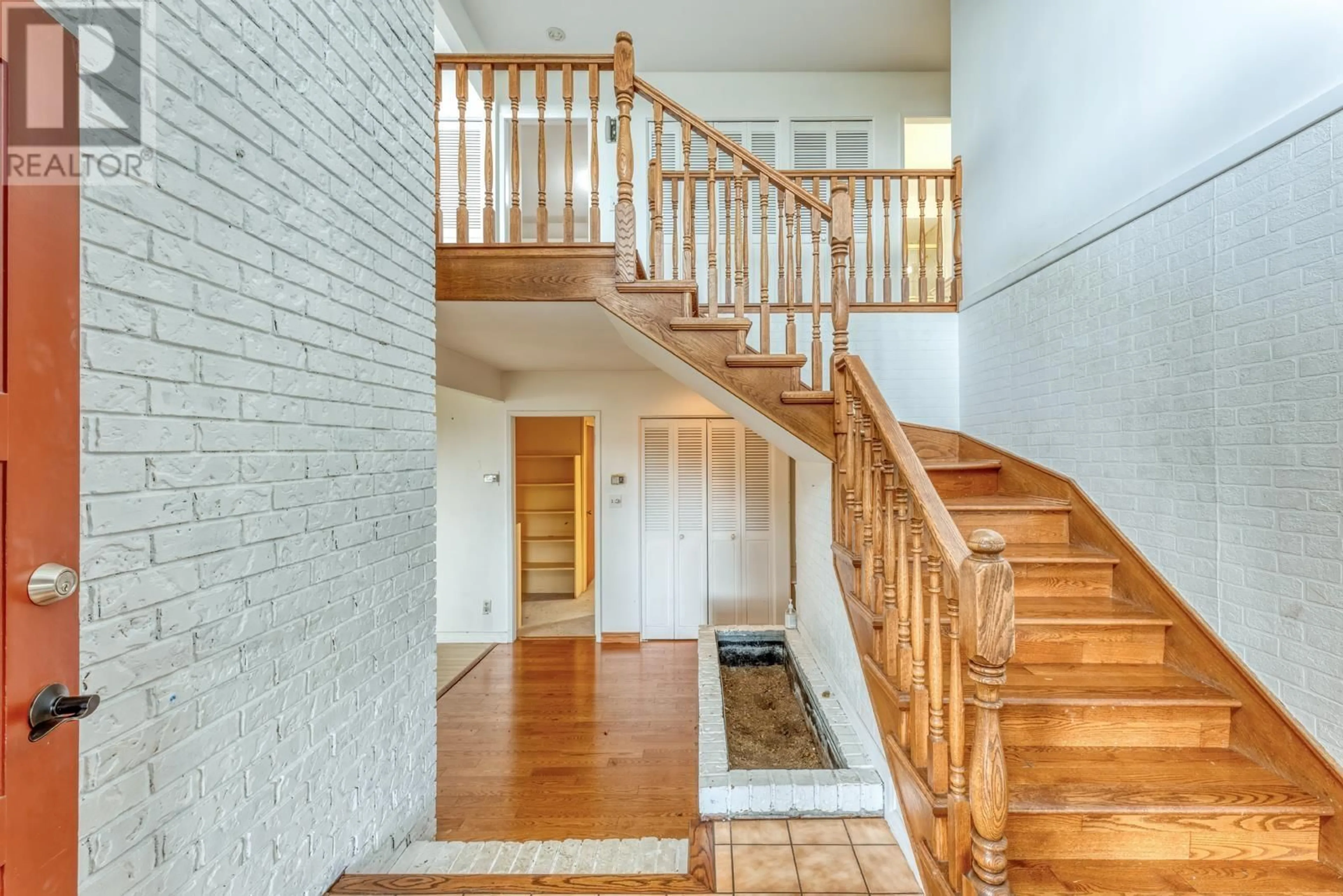 Indoor foyer, wood floors for 1380 BURNSIDE ROAD, West Vancouver British Columbia V7S2P5