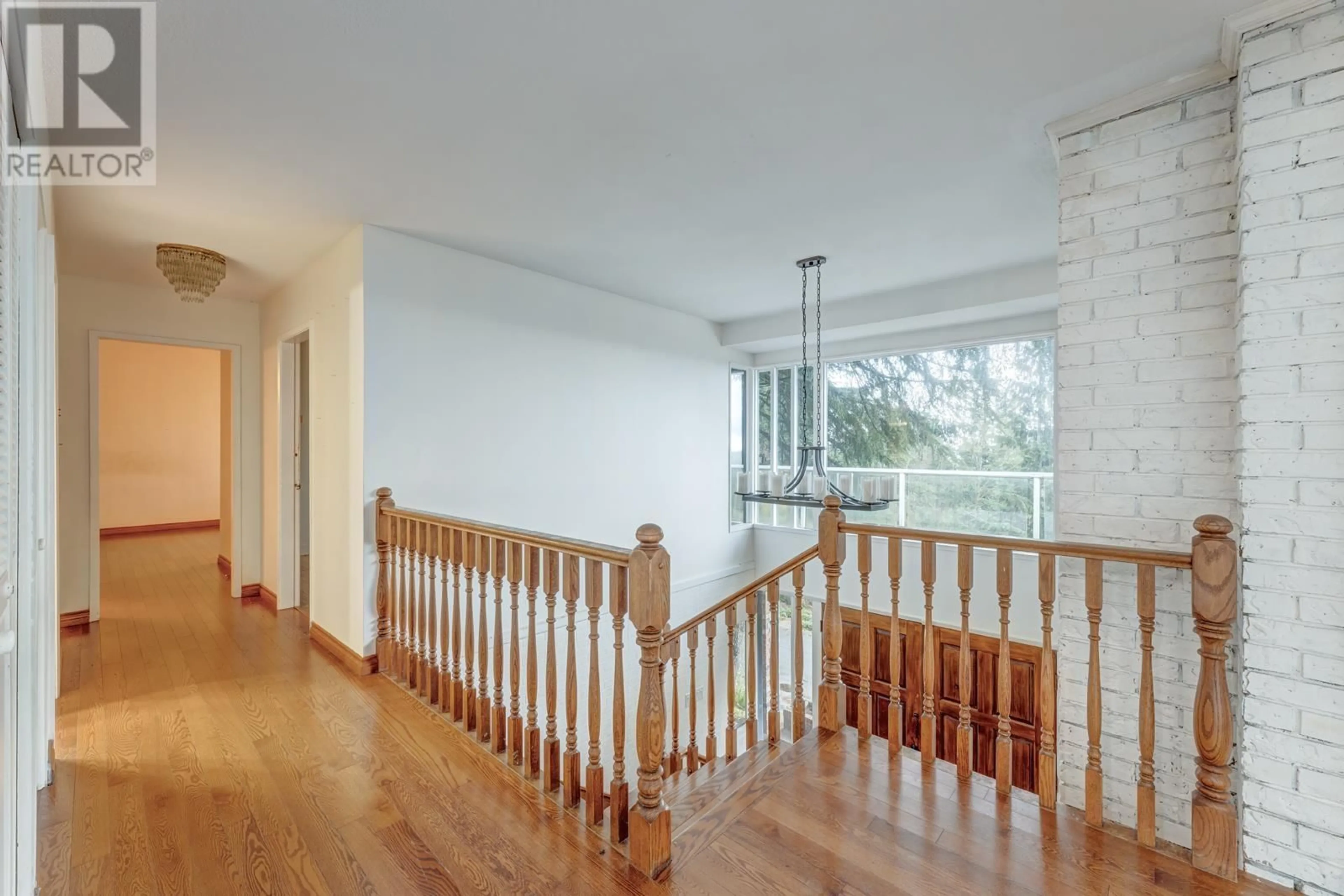 Indoor foyer, wood floors for 1380 BURNSIDE ROAD, West Vancouver British Columbia V7S2P5