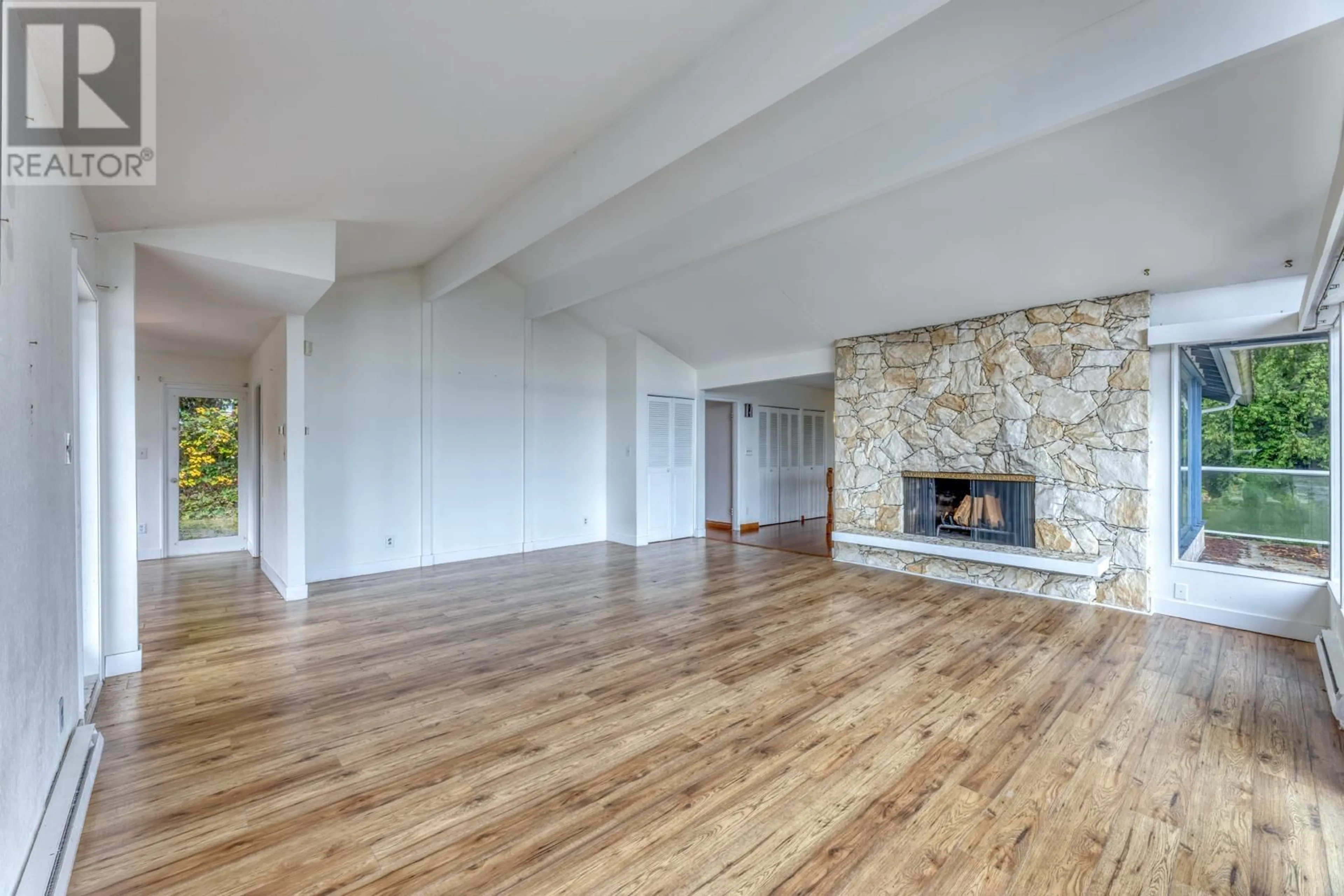 Living room, wood floors for 1380 BURNSIDE ROAD, West Vancouver British Columbia V7S2P5