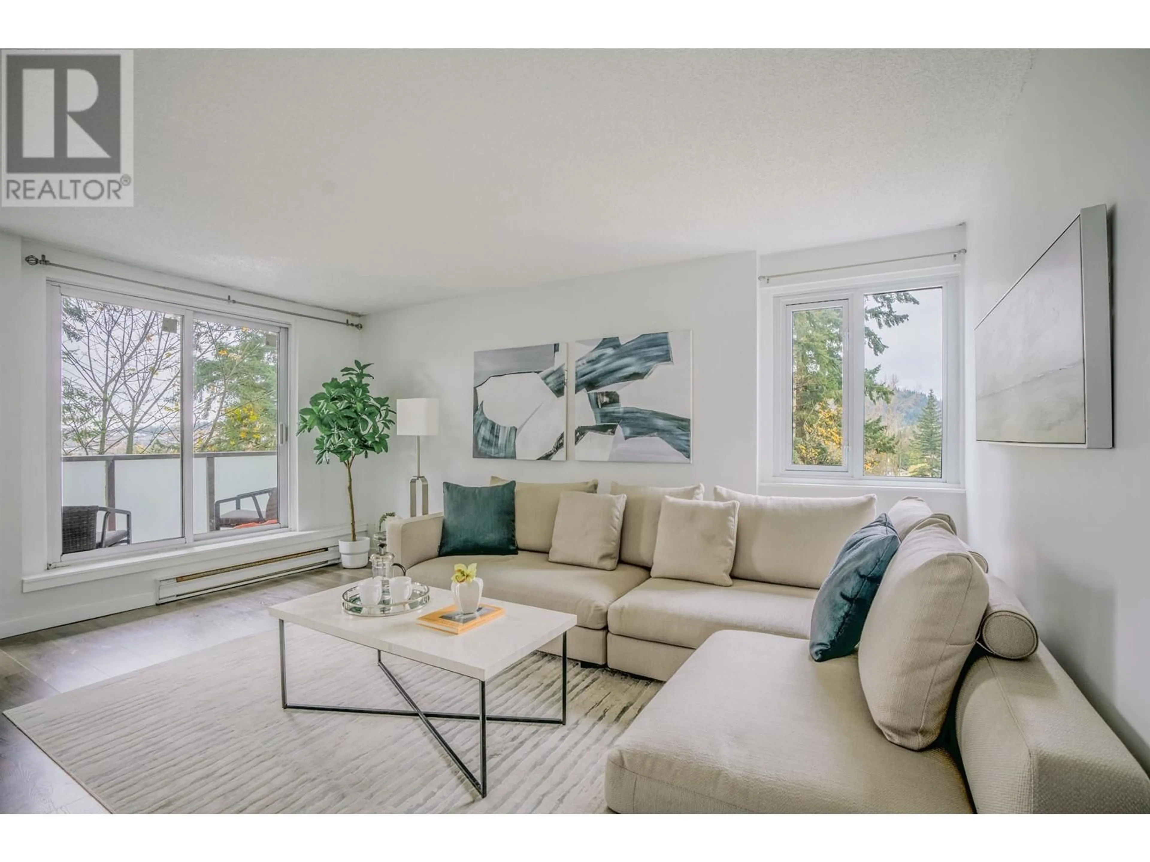 Living room, carpet floors for 906 9541 ERICKSON DRIVE, Burnaby British Columbia V3J7N8