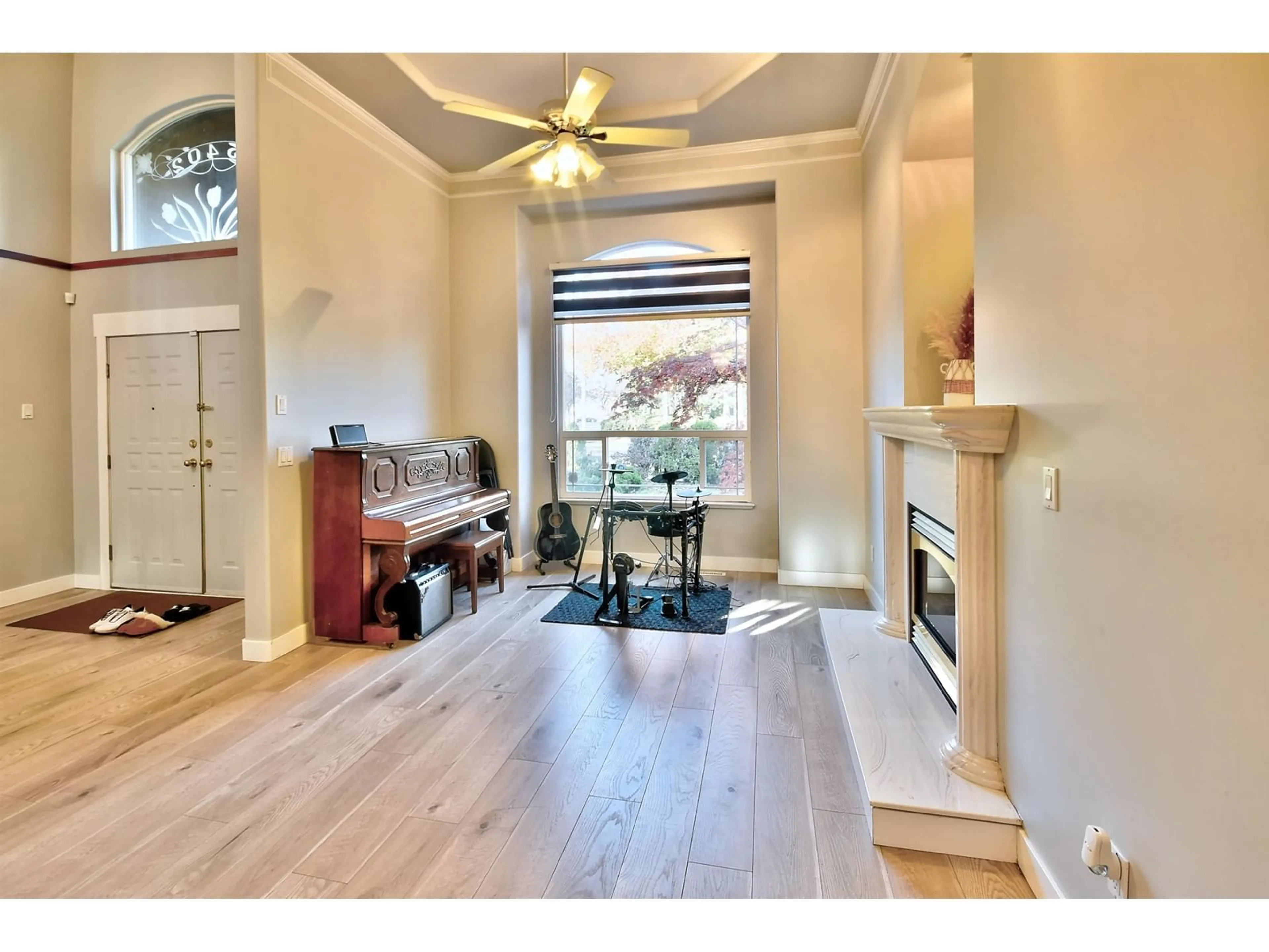 Indoor entryway, wood floors for 15402 110 AVENUE, Surrey British Columbia V3R0X1