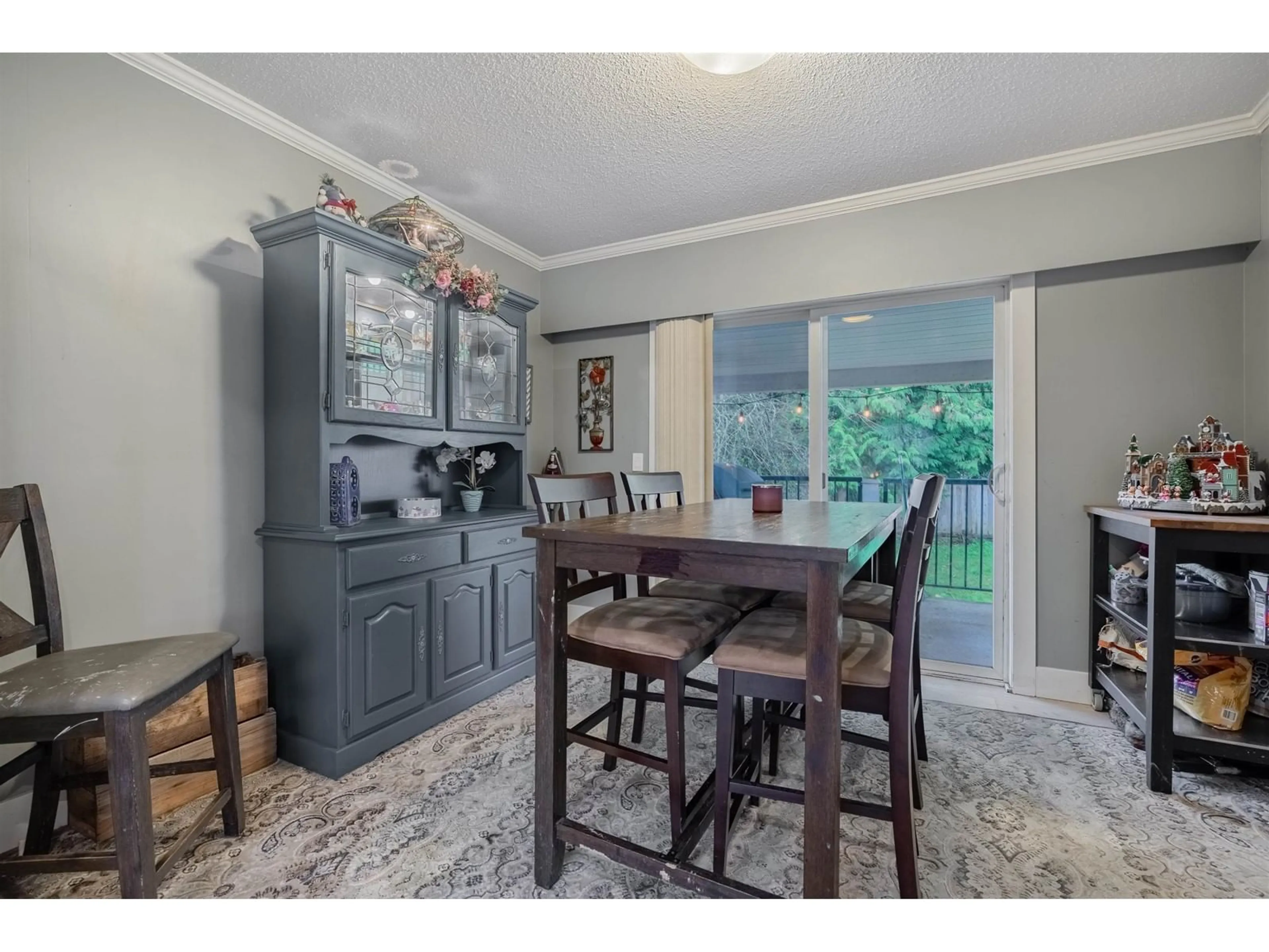 Dining room, wood floors, cottage for 19756 49 AVENUE, Langley British Columbia V3A3R4