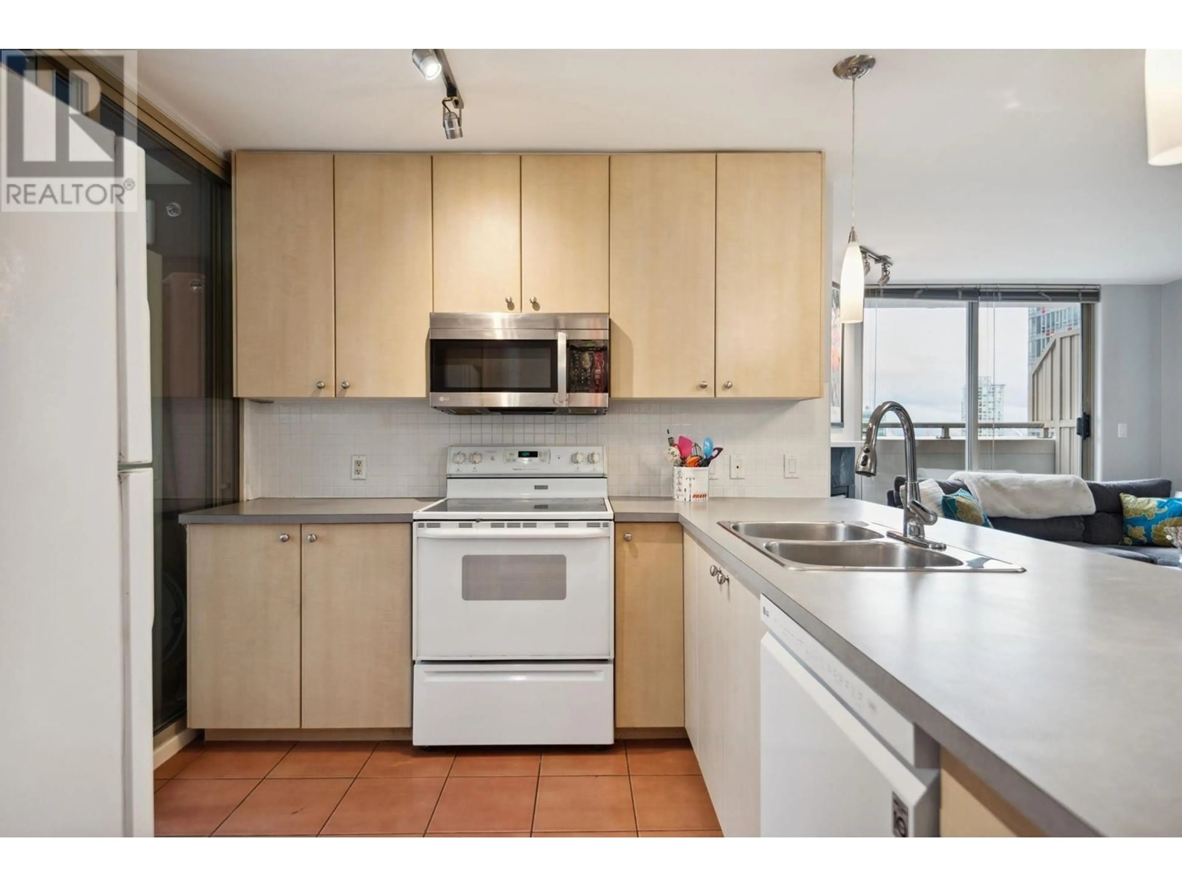 Standard kitchen, wood floors for 1310 819 HAMILTON STREET, Vancouver British Columbia V6B6M2