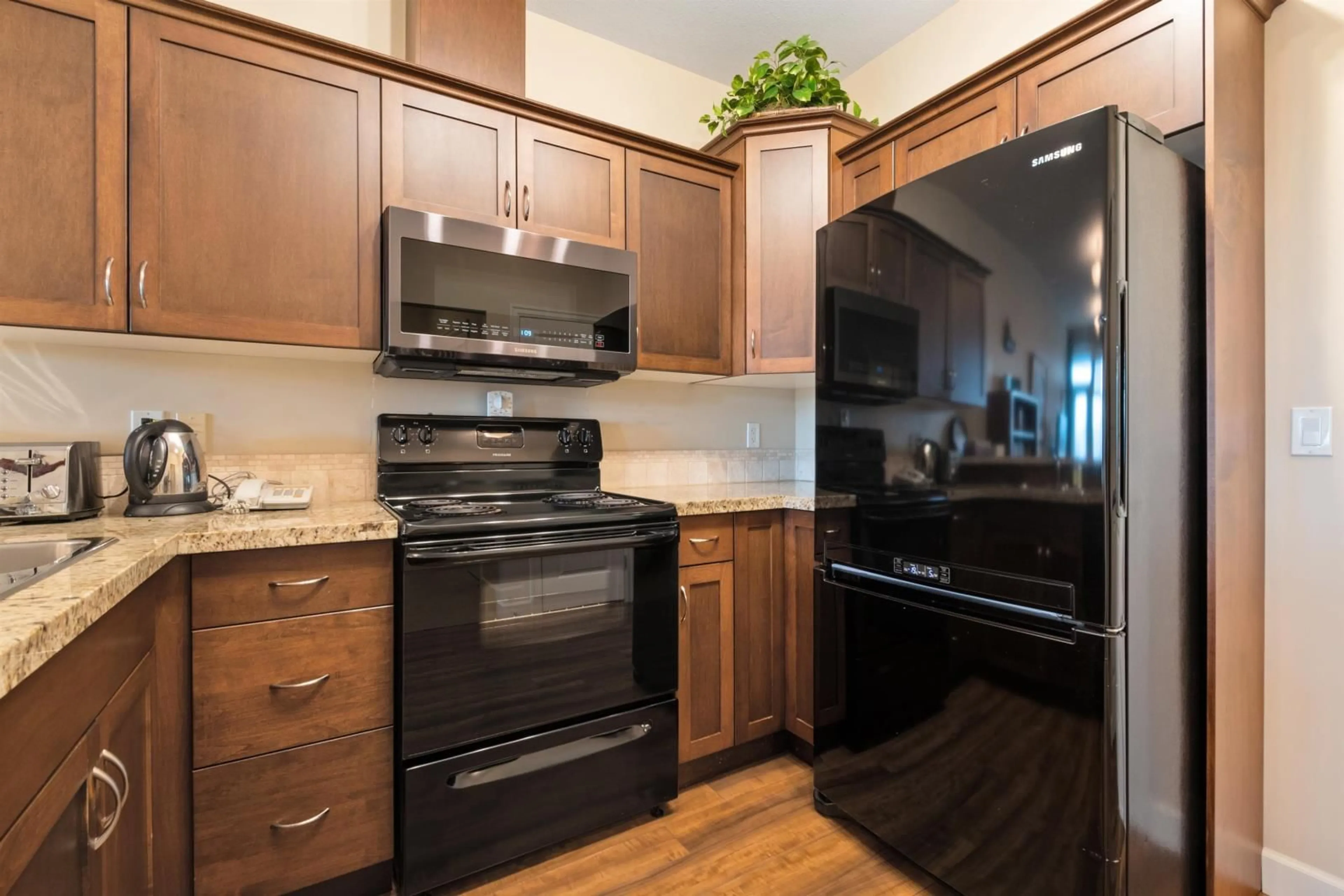 Standard kitchen, wood floors for 412 8531 YOUNG ROAD, Chilliwack British Columbia V2P0E1