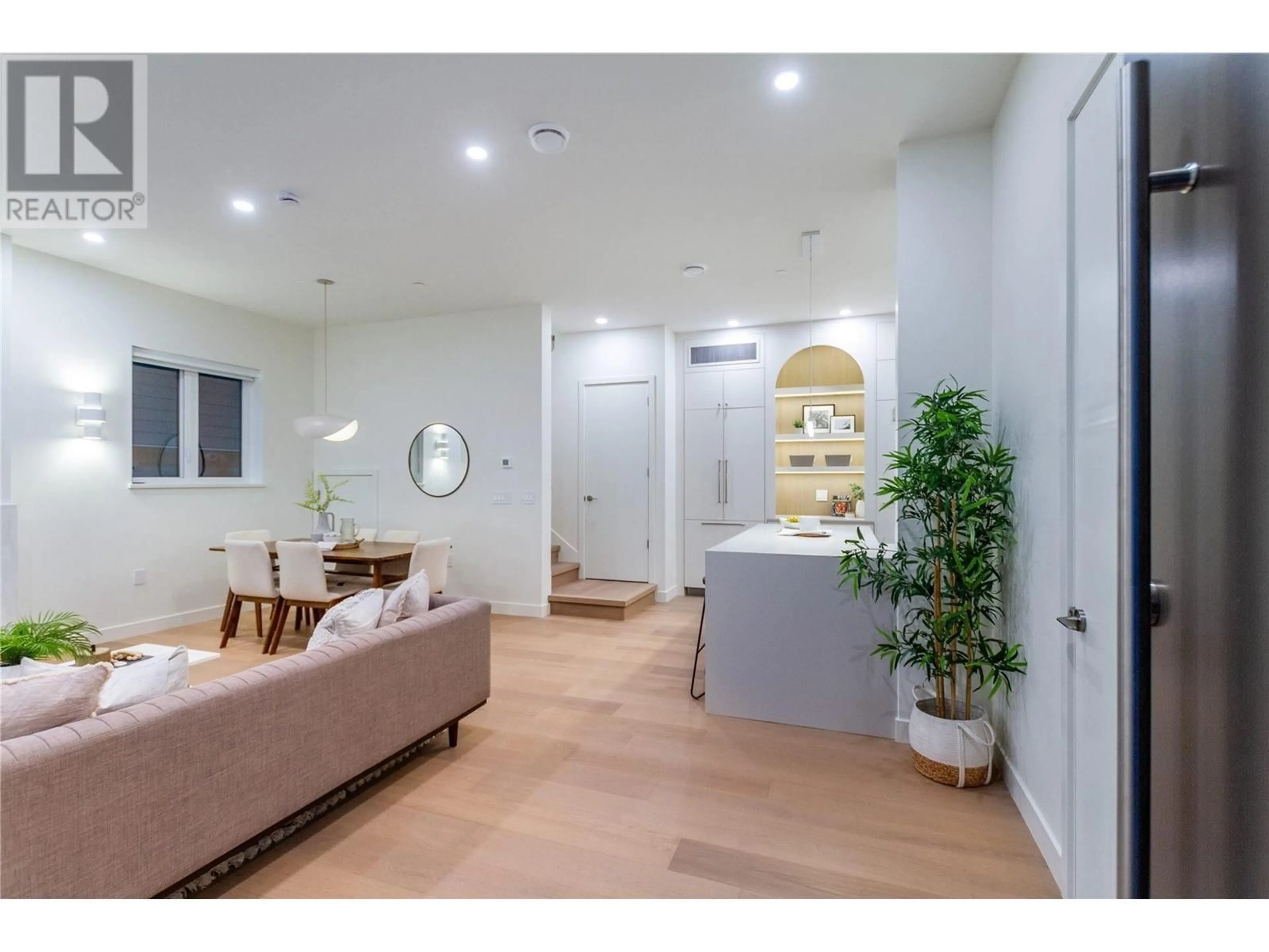 Indoor entryway, wood floors for 1 2320 GRANT STREET, Vancouver British Columbia V5L2Z9