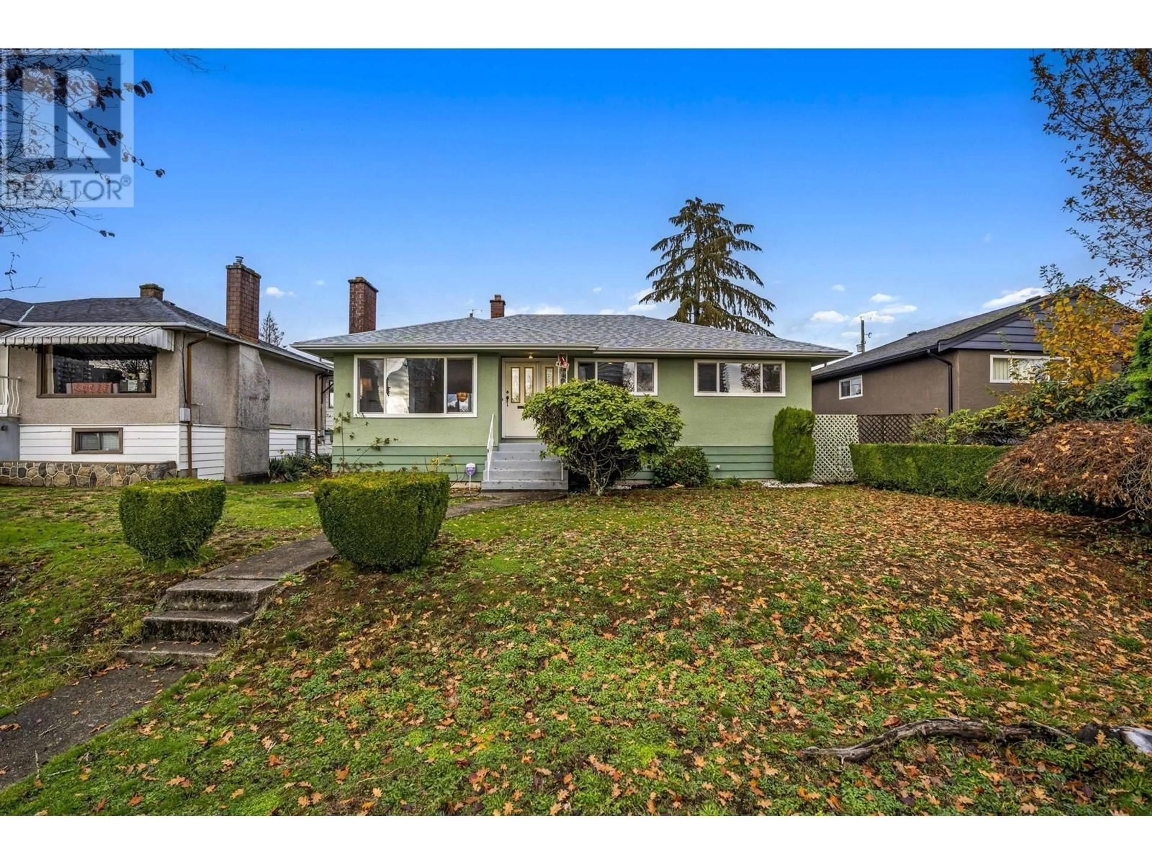 Frontside or backside of a home, the fenced backyard for 4547 MIDLAWN DRIVE, Burnaby British Columbia V5C3P2