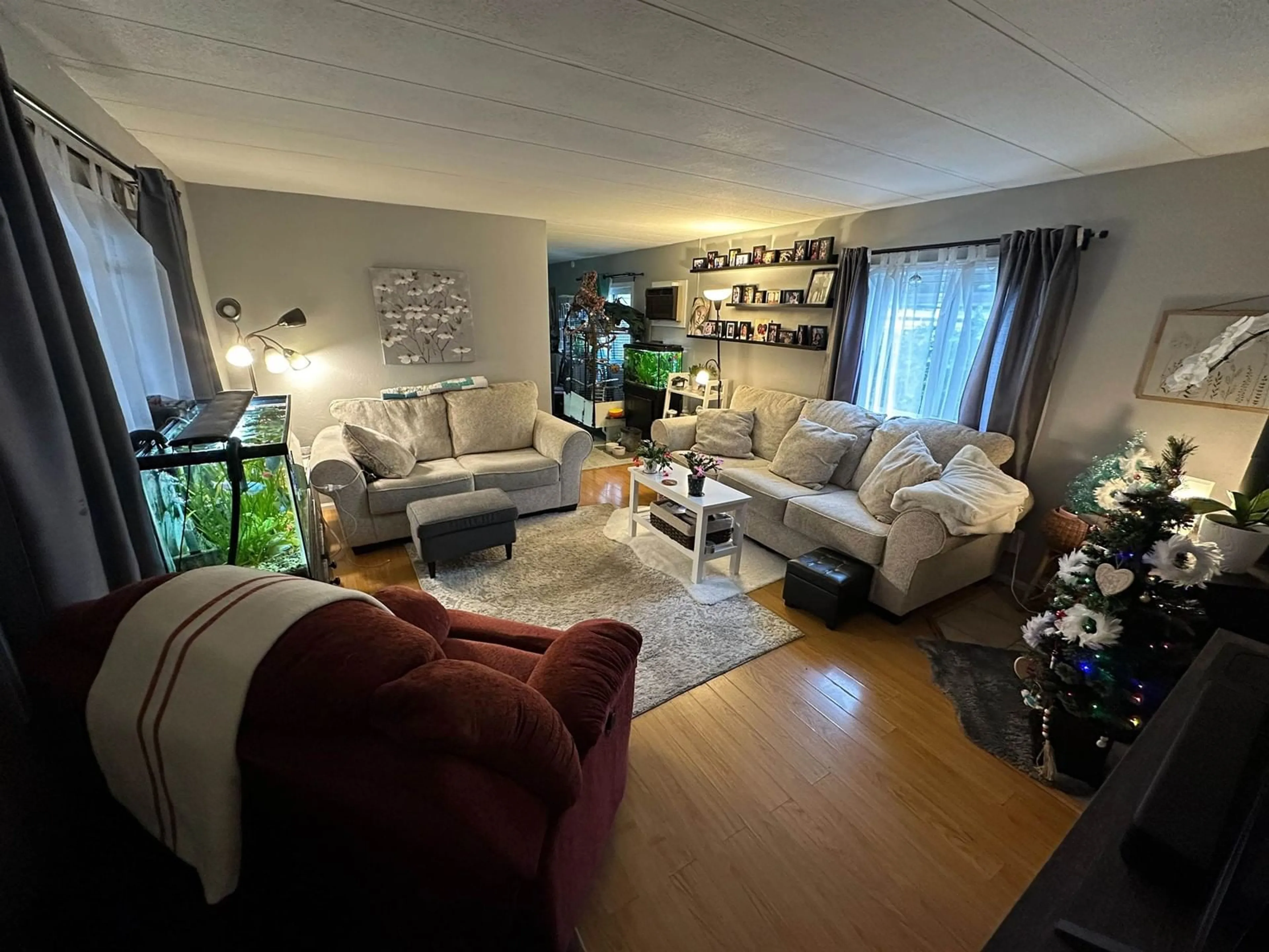 Living room, wood floors for 10 13650 80 AVENUE, Surrey British Columbia V3W6J8