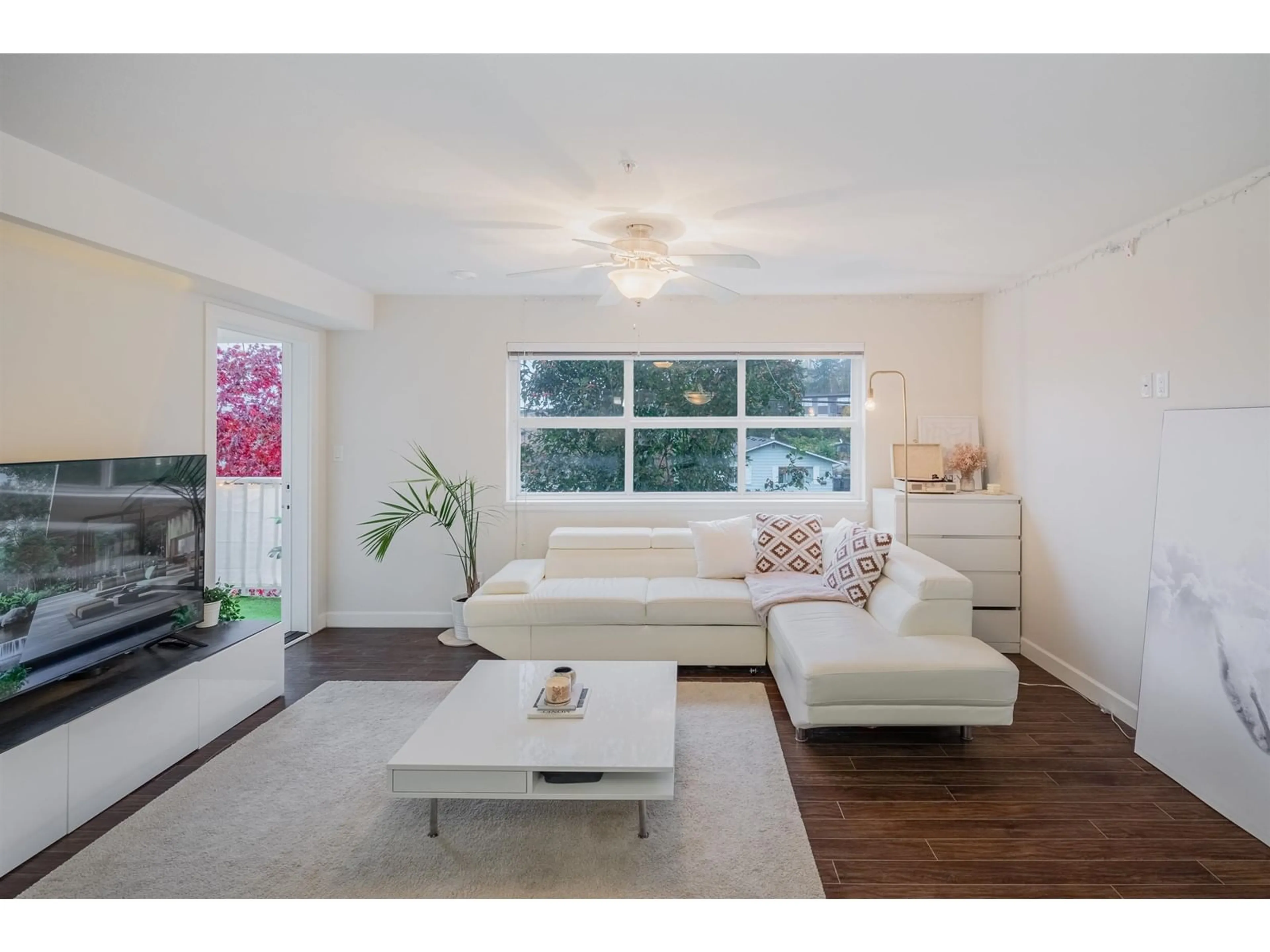 Living room, wood floors for 208 13550 HILTON ROAD, Surrey British Columbia V3R5J4