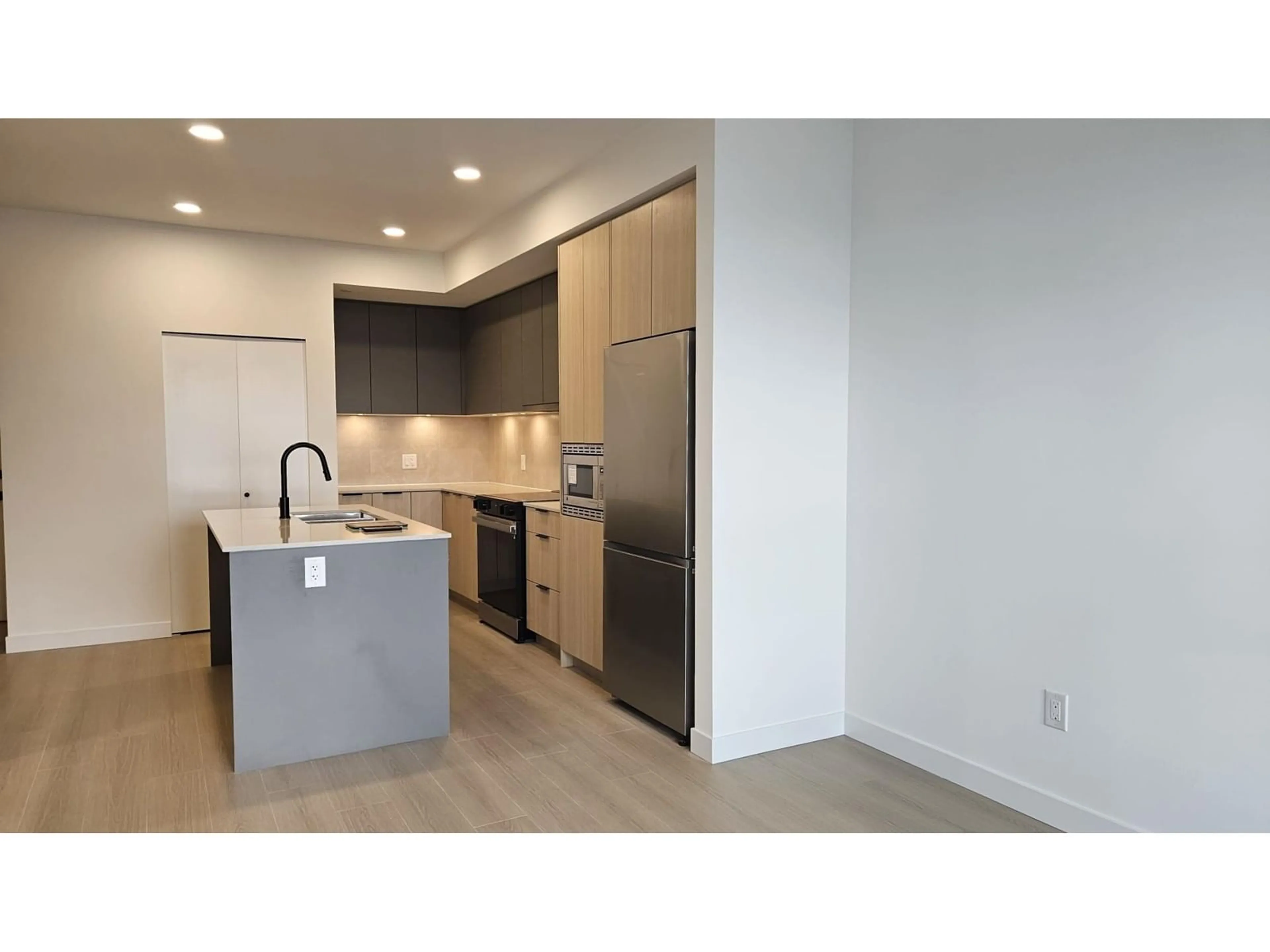 Open concept kitchen for 612 9456 134 STREET, Surrey British Columbia V3V5S4