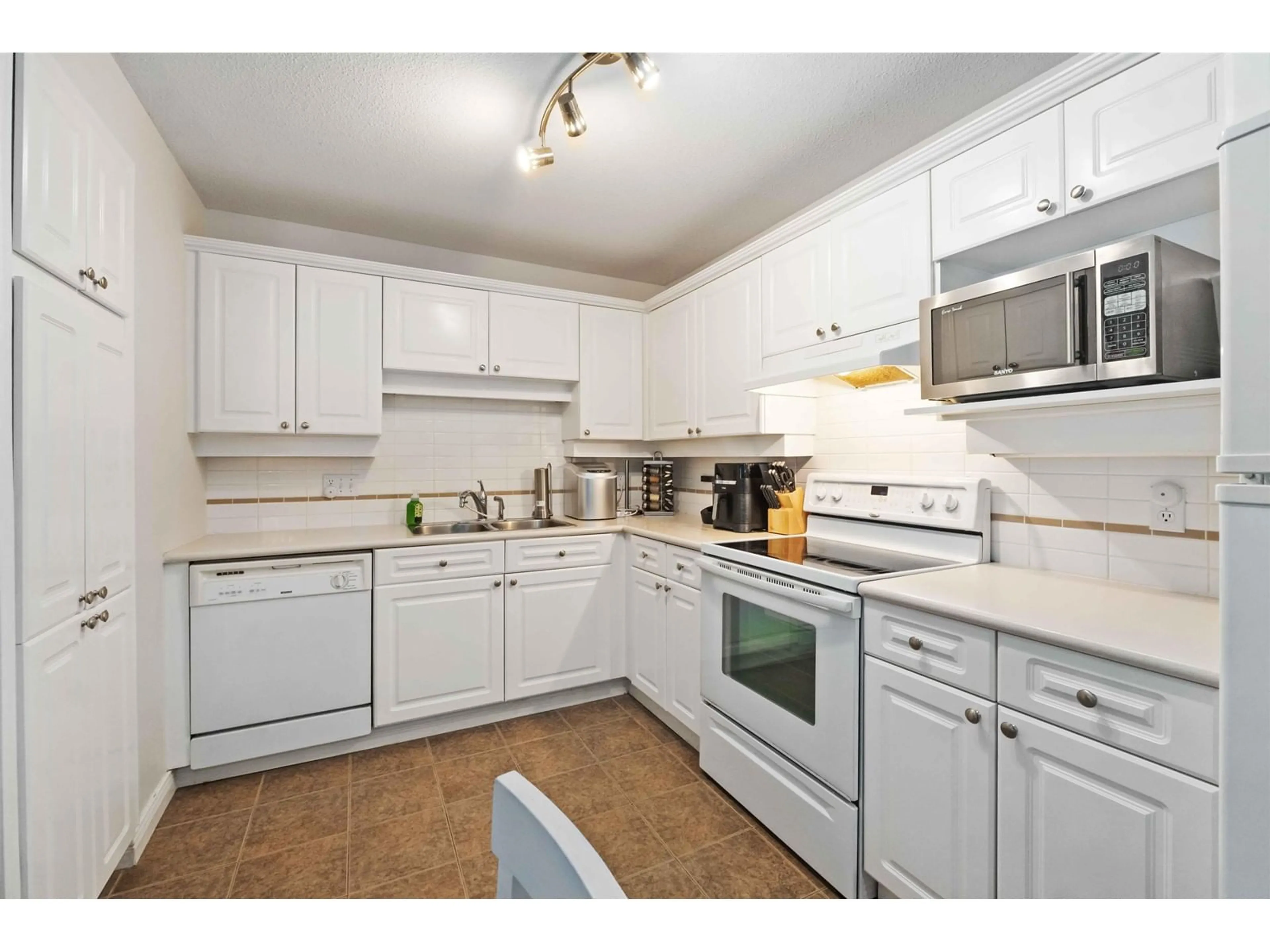 Standard kitchen, wood floors, cottage for 208 5556 201A STREET, Langley British Columbia V3A8K5