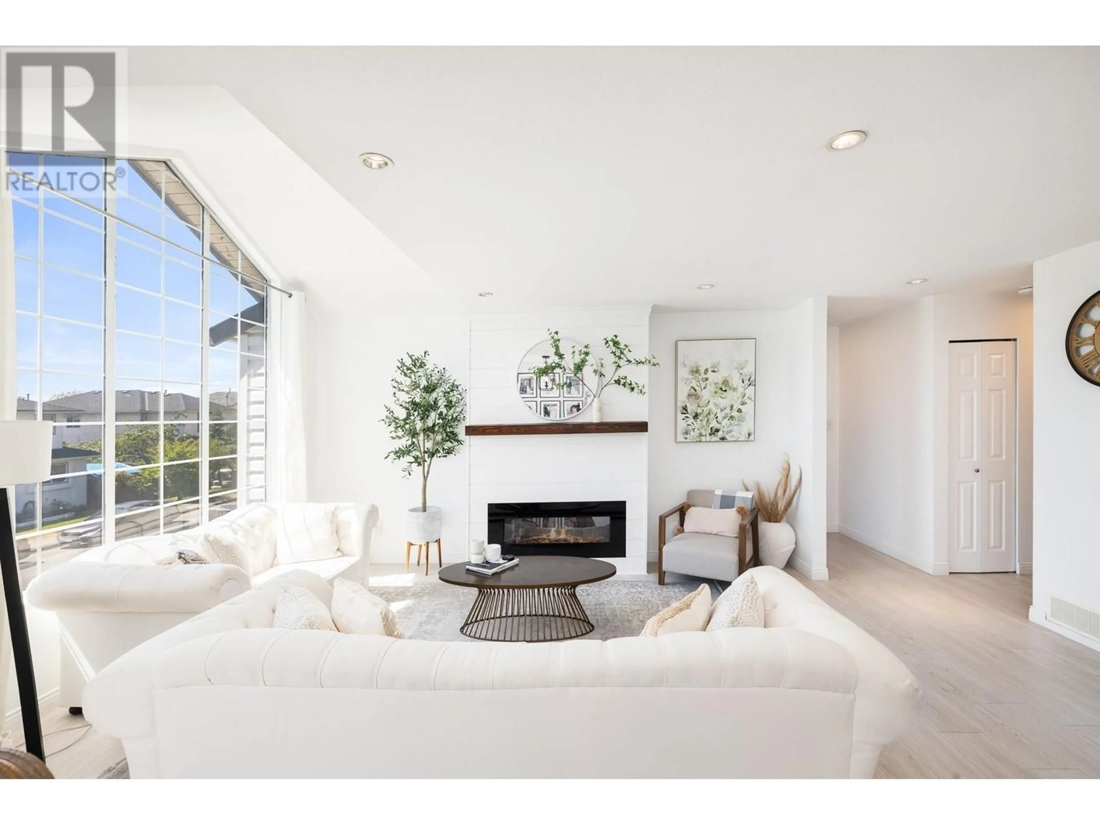 Living room, wood floors for 22111 GARRATT DRIVE, Richmond British Columbia V6V2P4