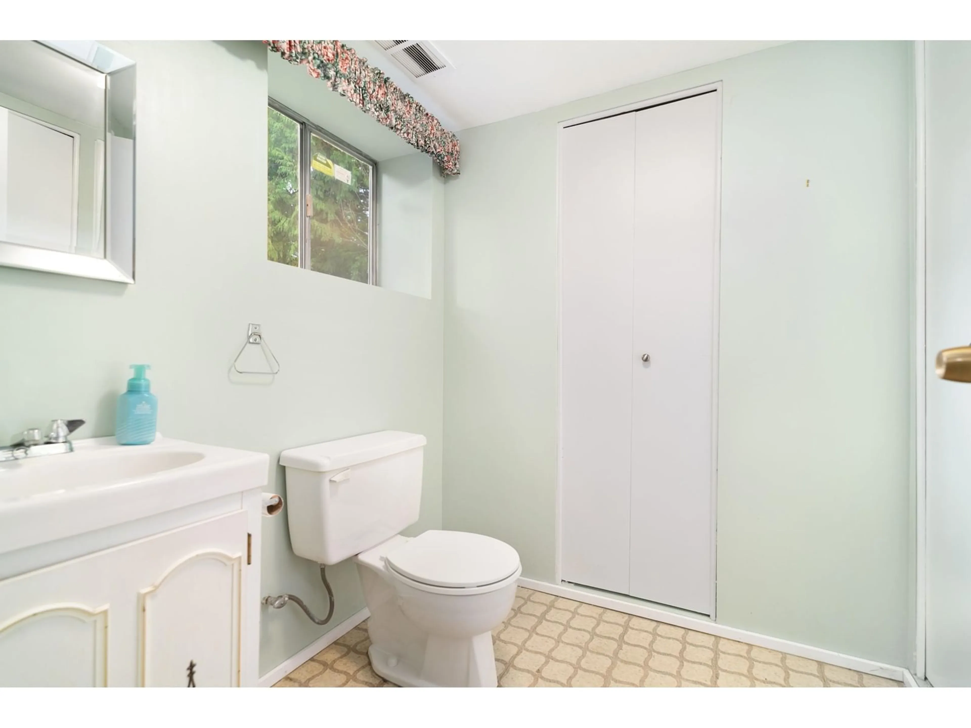 Standard bathroom, ceramic/tile floor for 15110 PHEASANT DRIVE, Surrey British Columbia V3R4X5