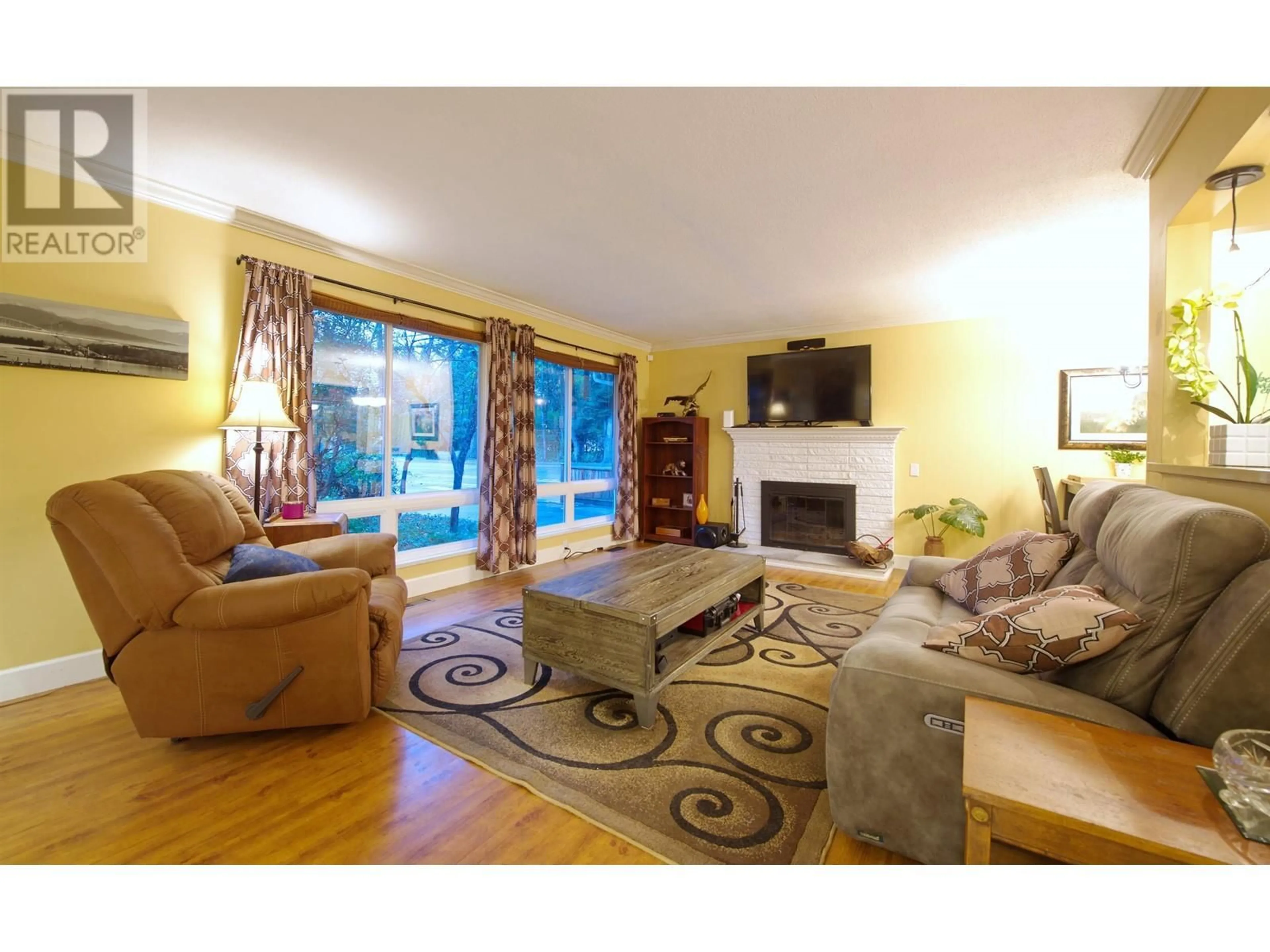 Living room, wood floors for 23209 BIRCH AVENUE, Maple Ridge British Columbia V4R2R6