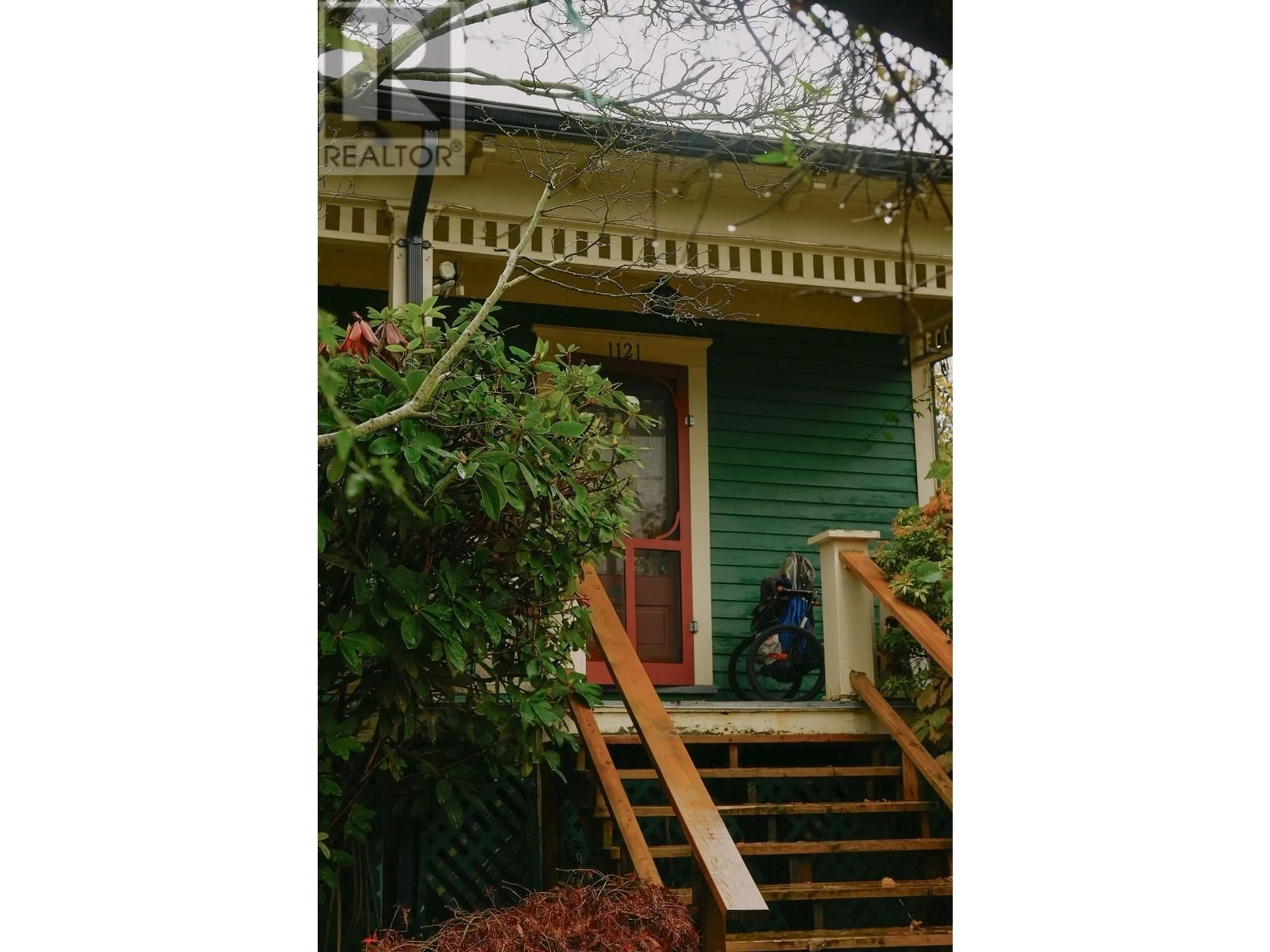 Frontside or backside of a home, cottage for 1121 EDINBURGH STREET, New Westminster British Columbia V3M2V6