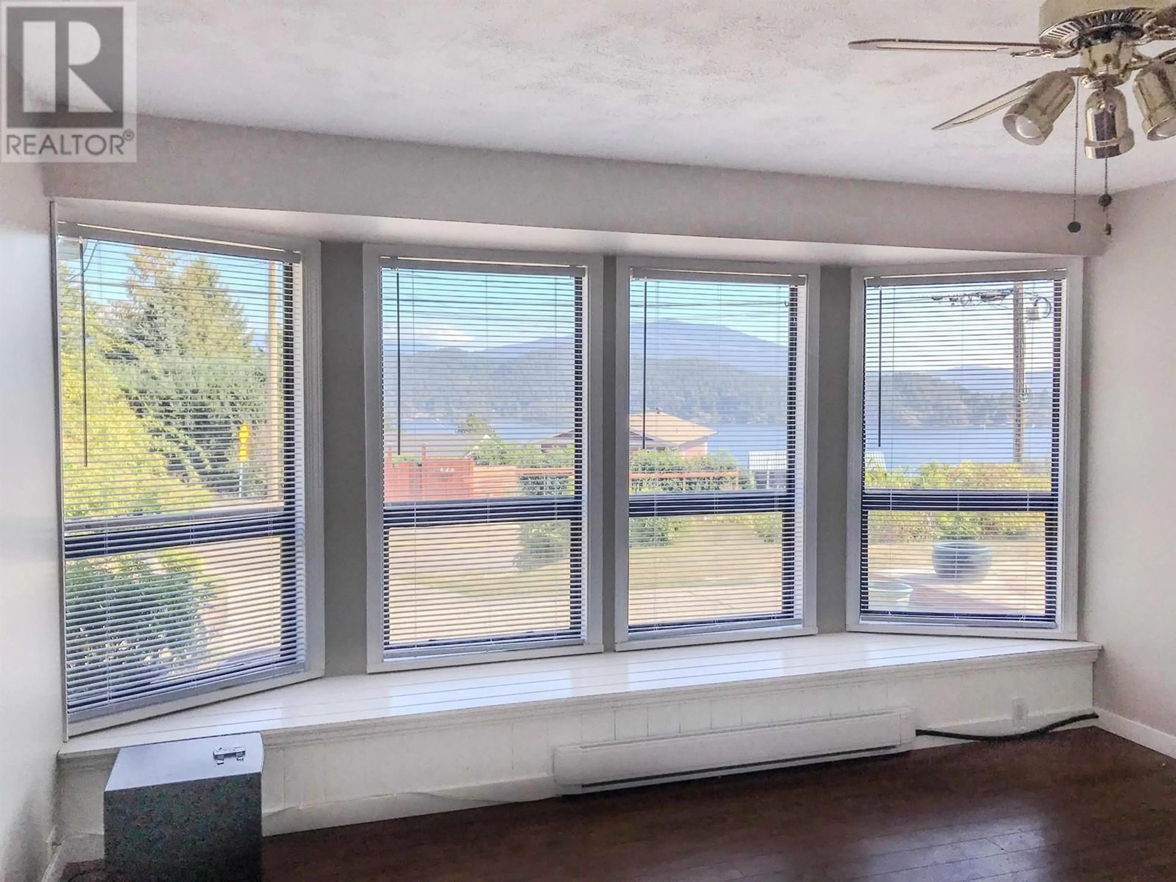 A pic of a room, not visible floor for 639 GIBSONS WAY, Gibsons British Columbia V0N1V9