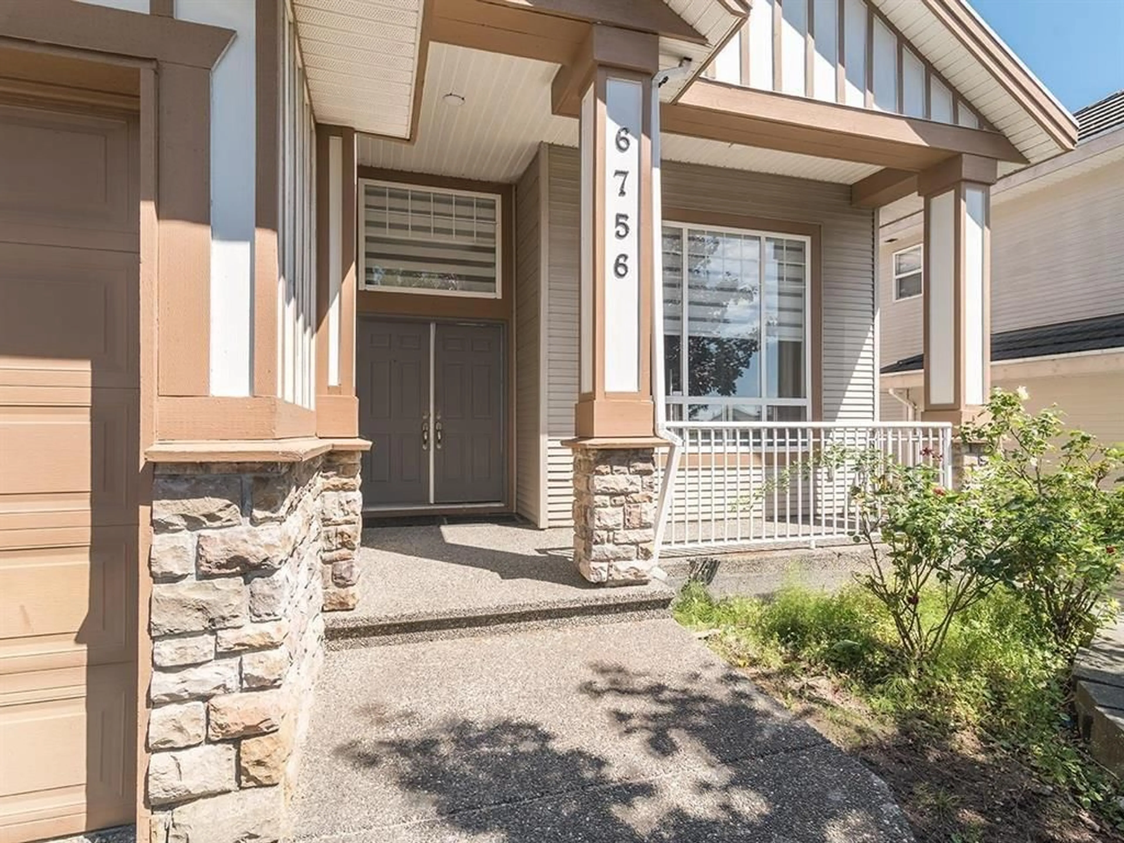 Indoor entryway, cement floor for 6756 145A STREET, Surrey British Columbia V3S0T2