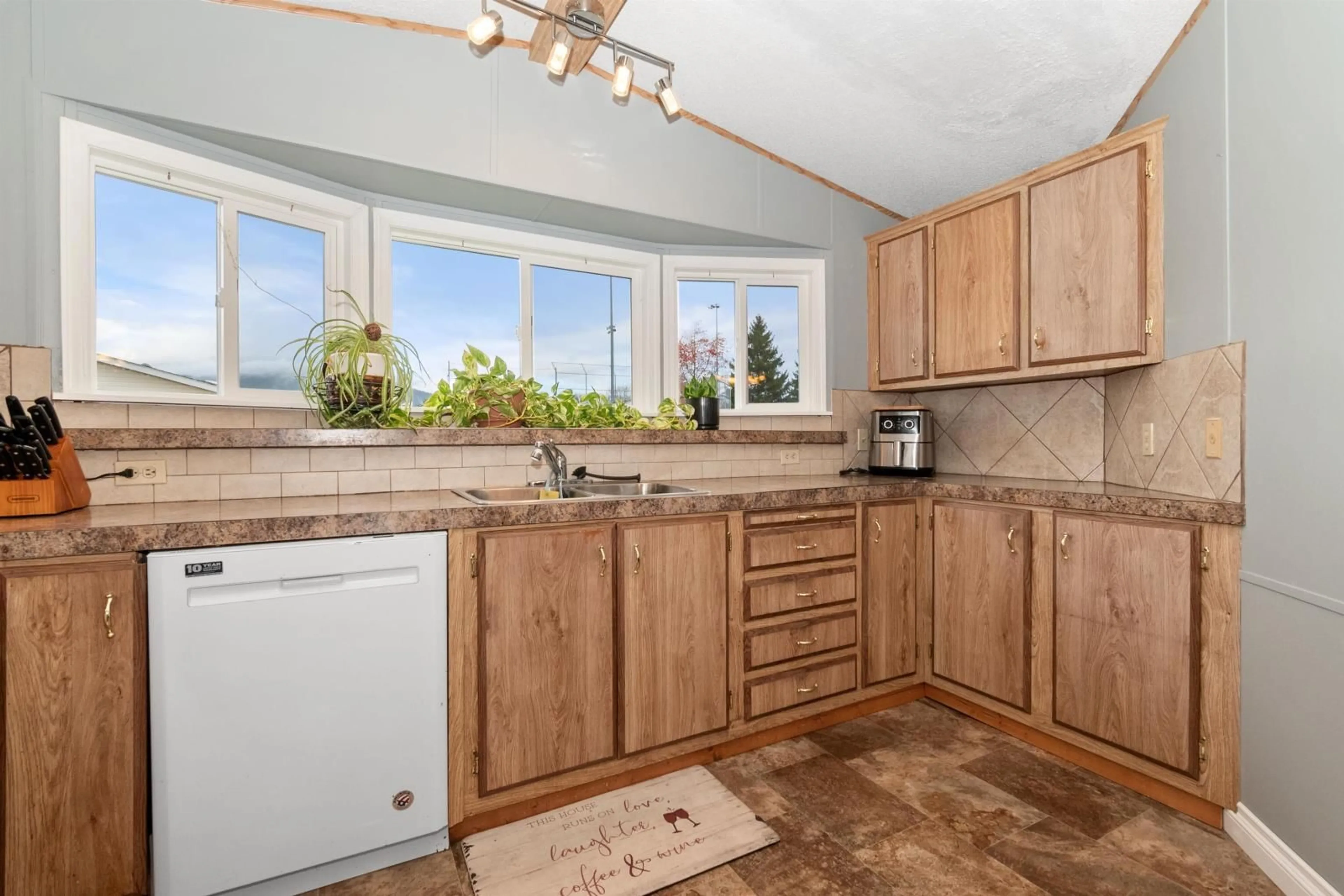 Standard kitchen, wood floors, cottage for 28 9055 ASHWELL ROAD, Chilliwack British Columbia V2P7S6