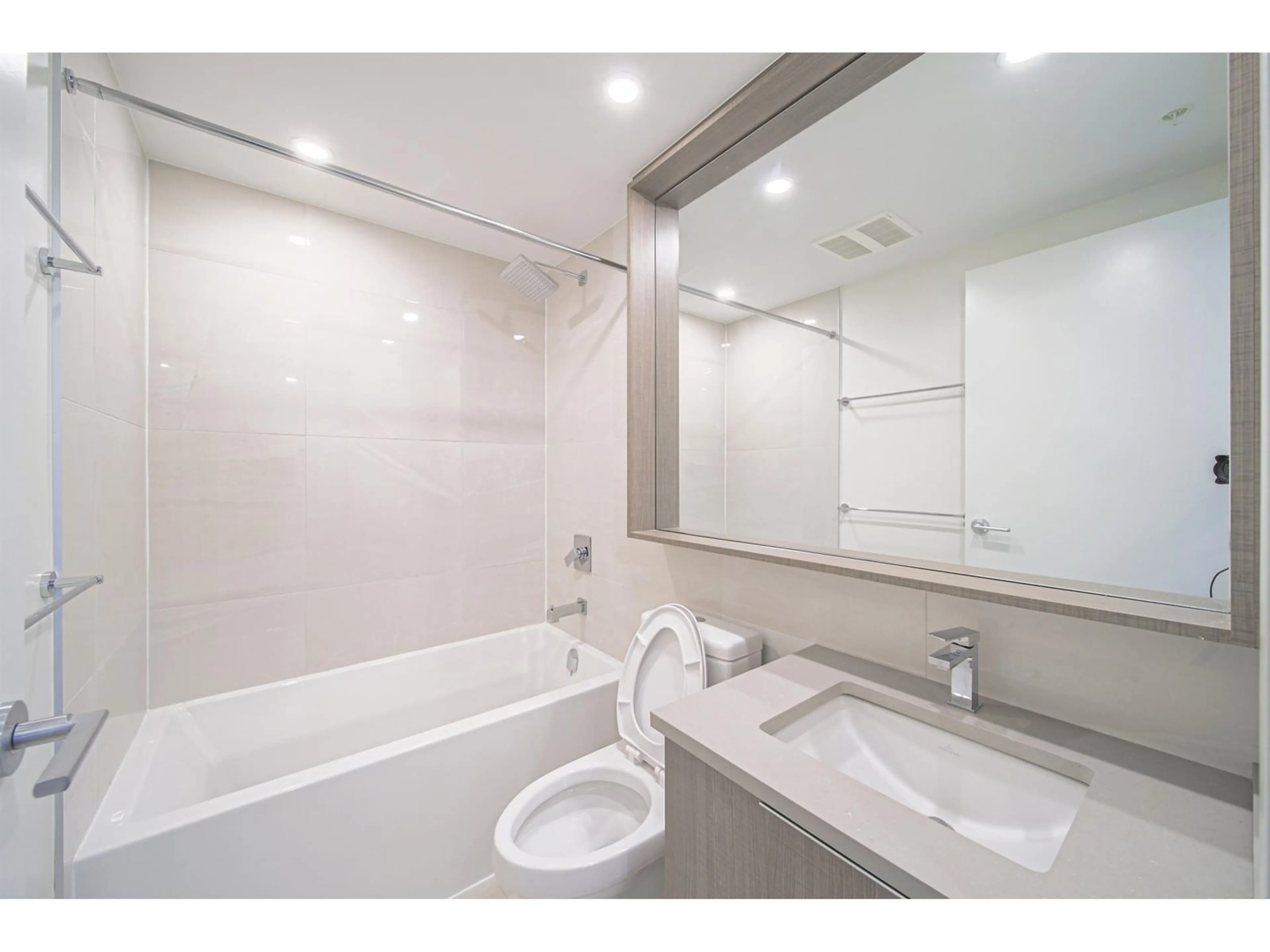 Standard bathroom for 1705 13318 104 AVENUE, Surrey British Columbia V3T0R2