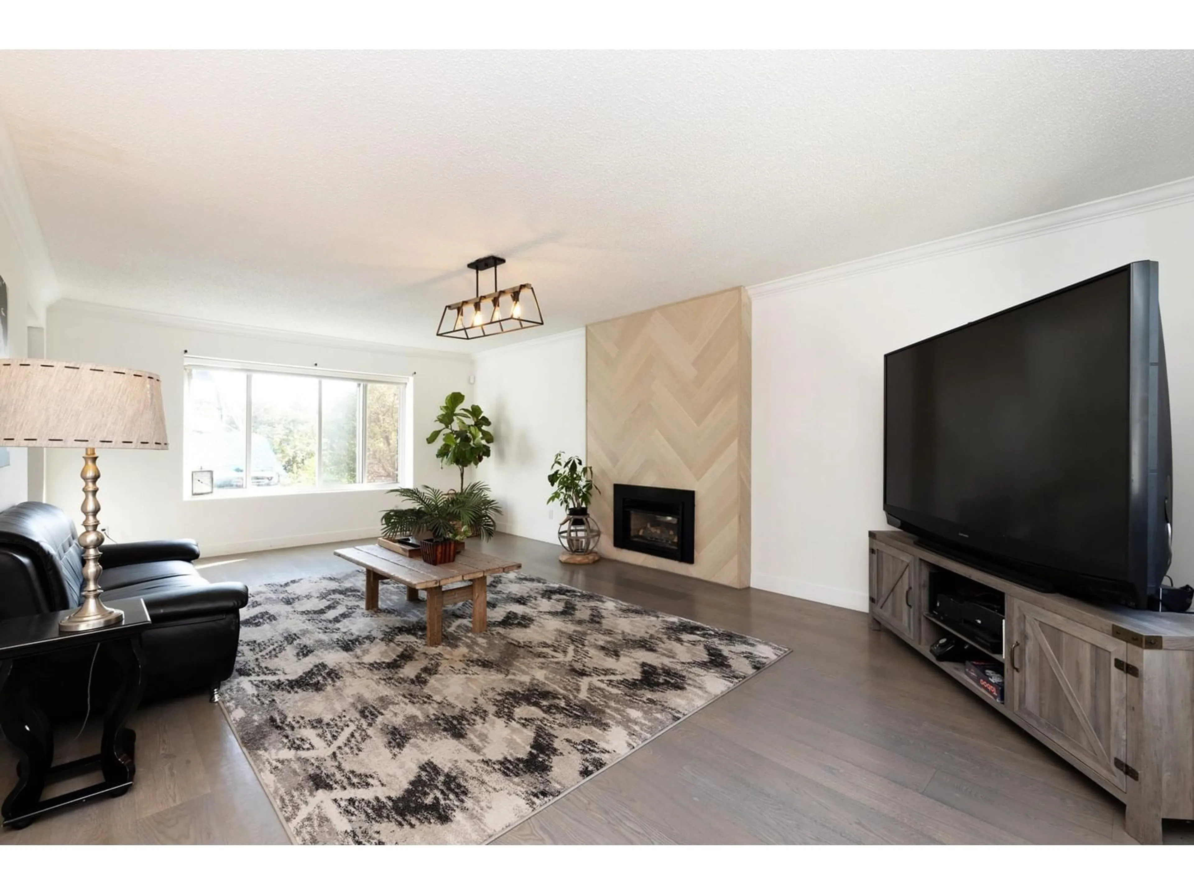 Living room, wood floors for 15910 100A AVENUE, Surrey British Columbia V4N2P5