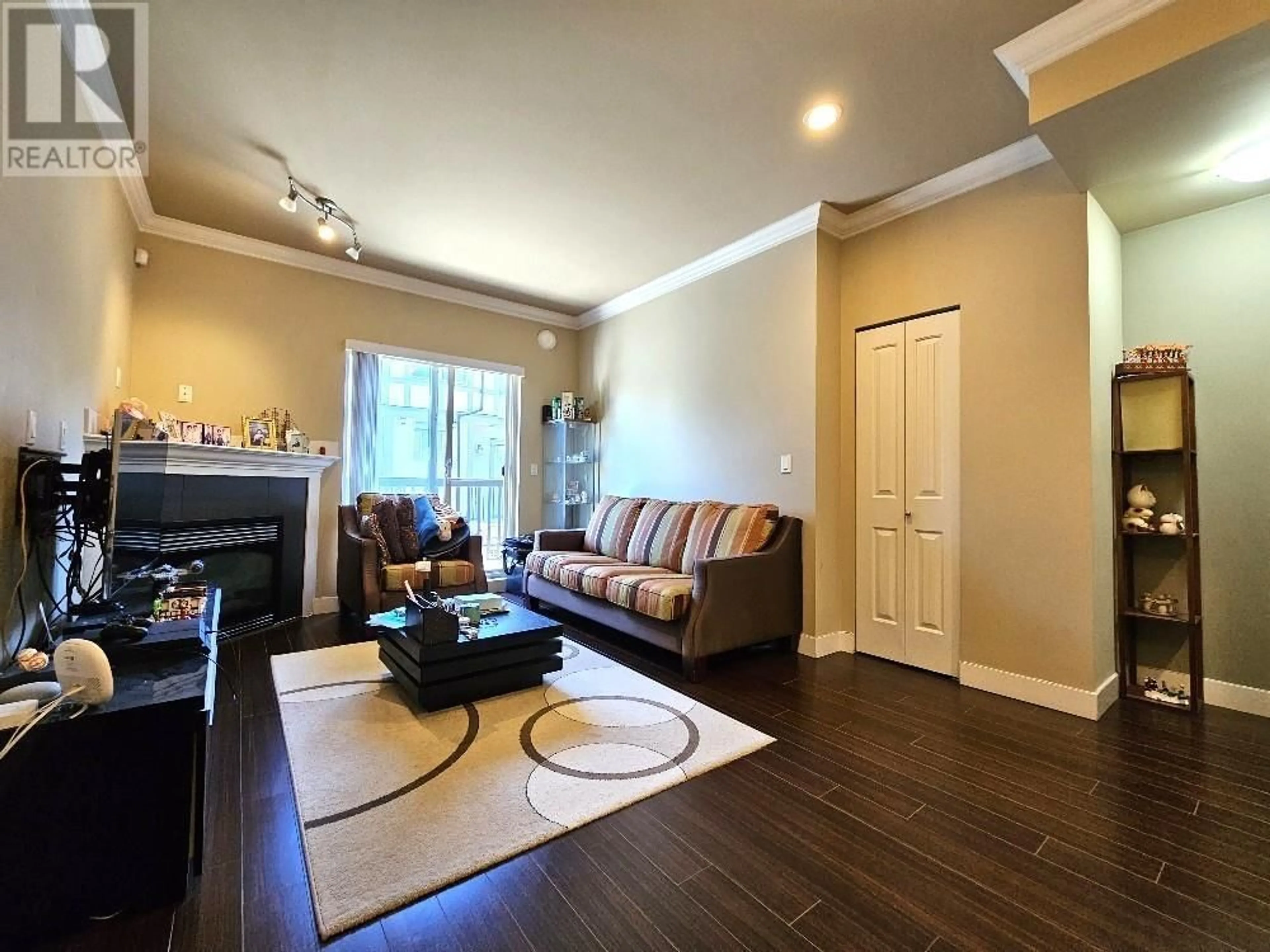 Living room, wood floors for 25 9688 KEEFER AVENUE, Richmond British Columbia V6Y0B6