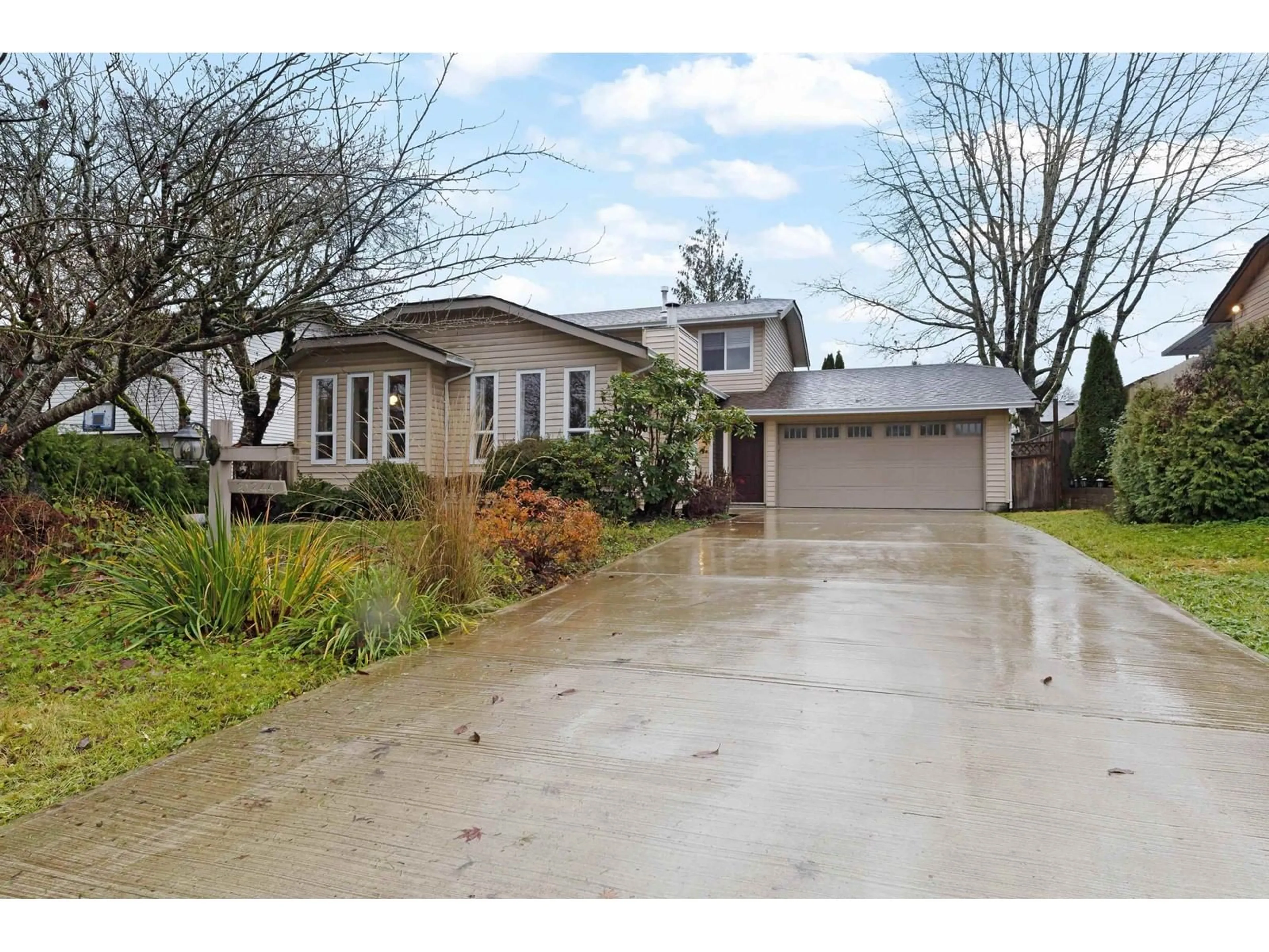 Frontside or backside of a home, the street view for 21244 95 AVENUE, Langley British Columbia V1M1M9