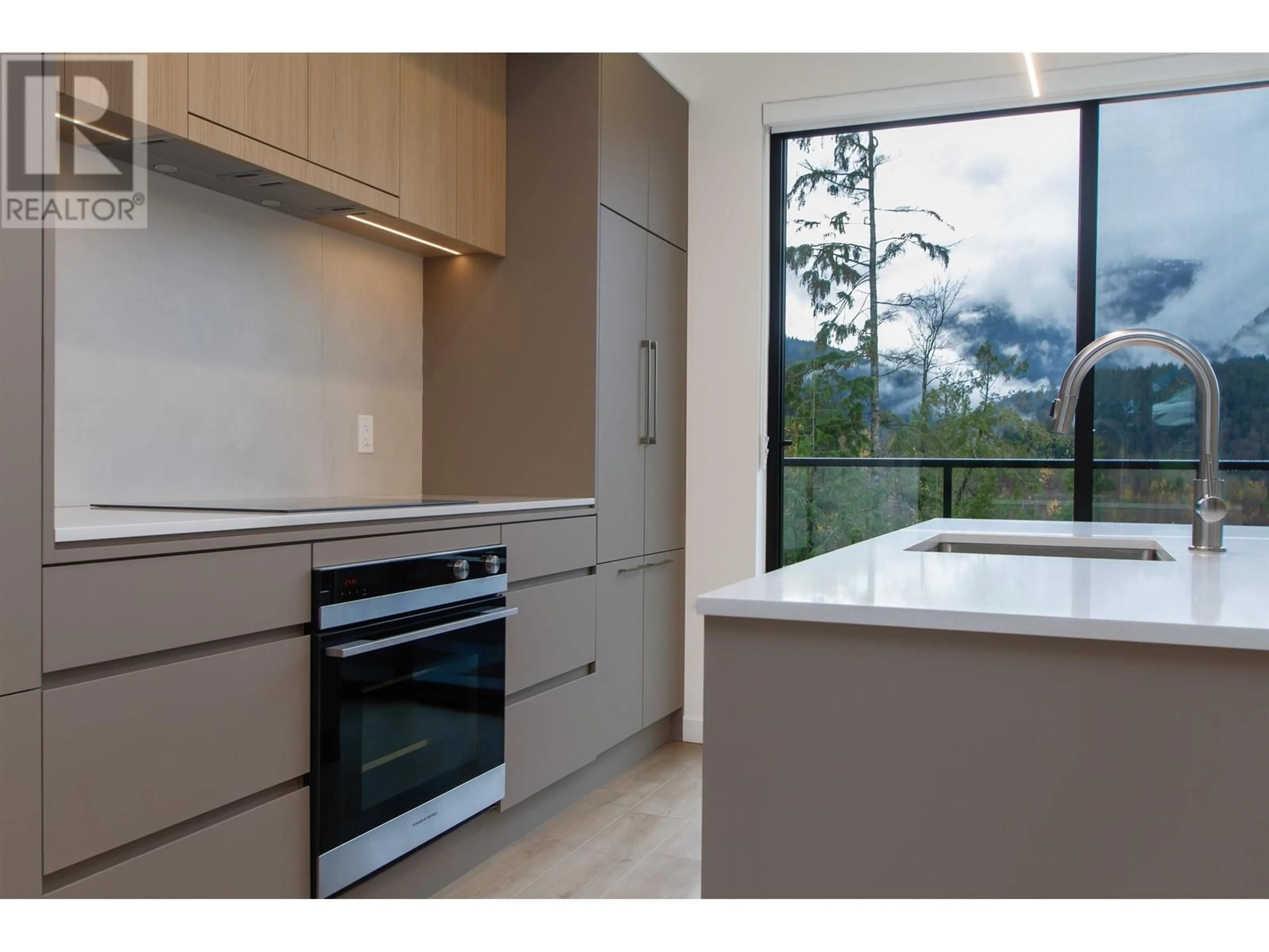 Contemporary kitchen, wood floors, mountain for 9 40809 THE CRESCENT, Squamish British Columbia V8B1G1