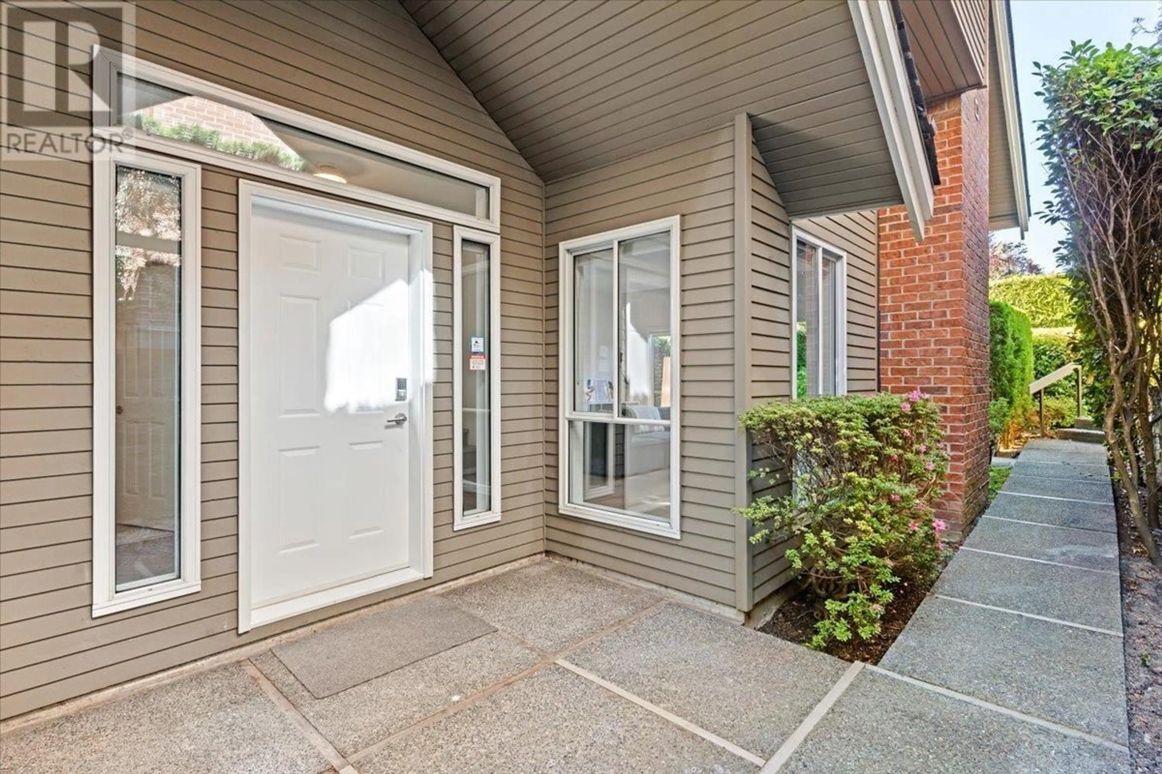 Indoor entryway, cement floor for 676 W 26TH AVENUE, Vancouver British Columbia V5Z4H6