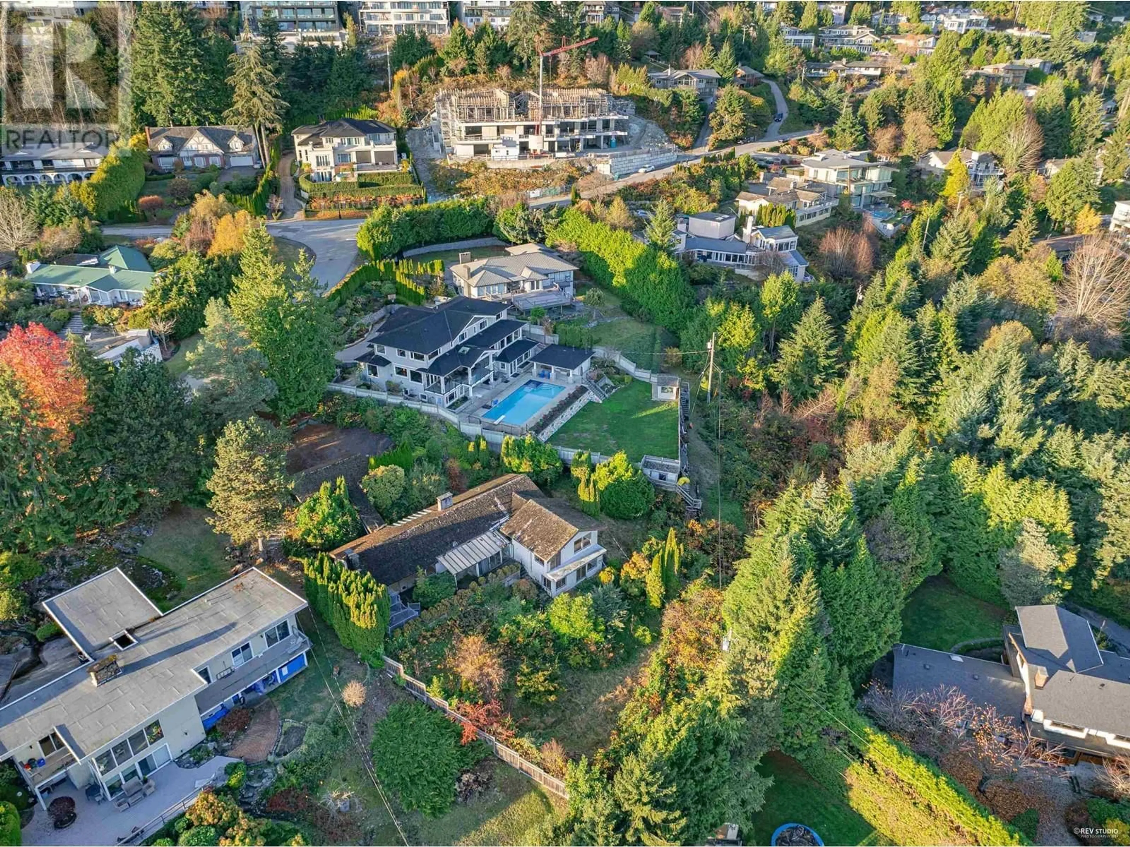 A pic from outside/outdoor area/front of a property/back of a property/a pic from drone, unknown for 1094 HILLSIDE ROAD, West Vancouver British Columbia V7S2E9