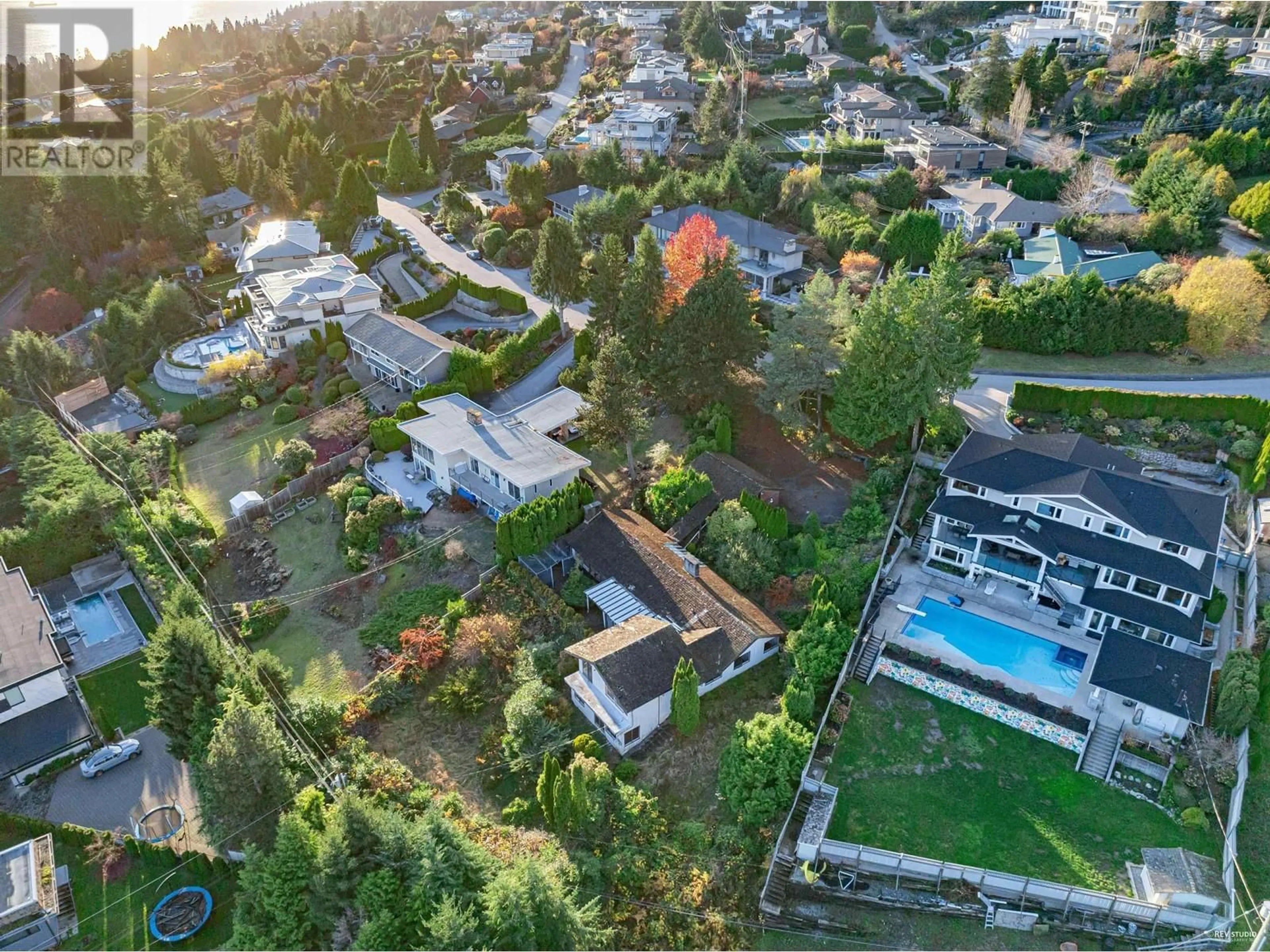 A pic from outside/outdoor area/front of a property/back of a property/a pic from drone, street for 1094 HILLSIDE ROAD, West Vancouver British Columbia V7S2E9
