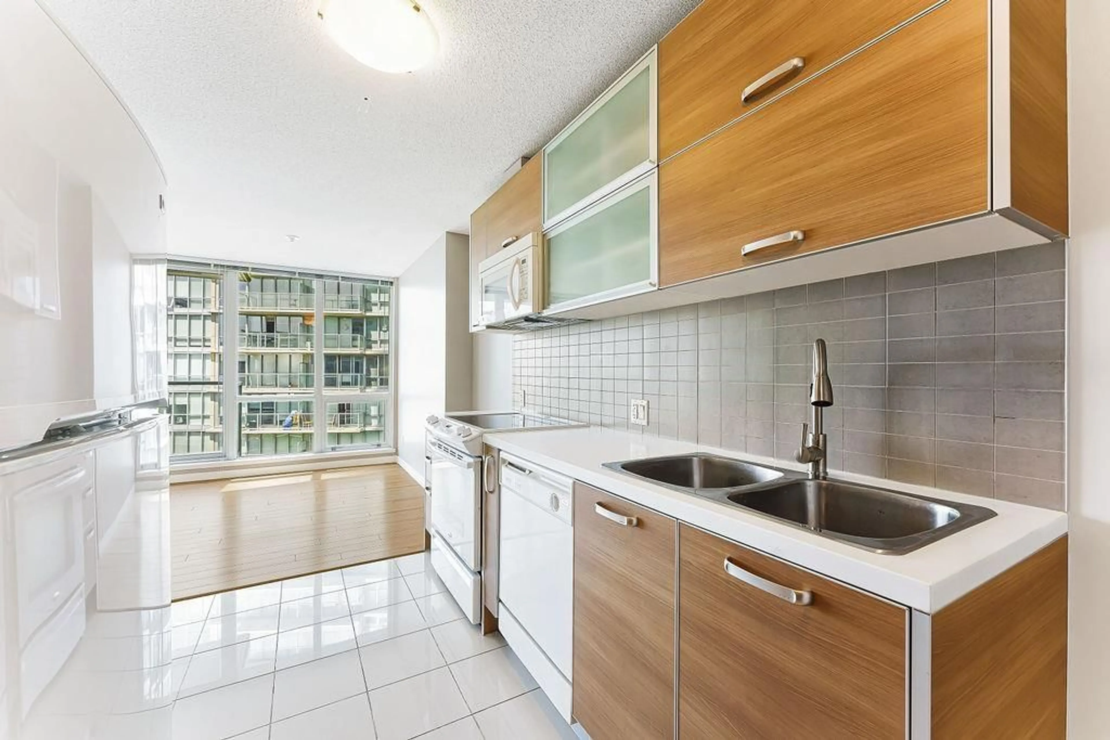 Standard kitchen, ceramic floors for 901 9981 WHALLEY BOULEVARD, Surrey British Columbia V3T0G6