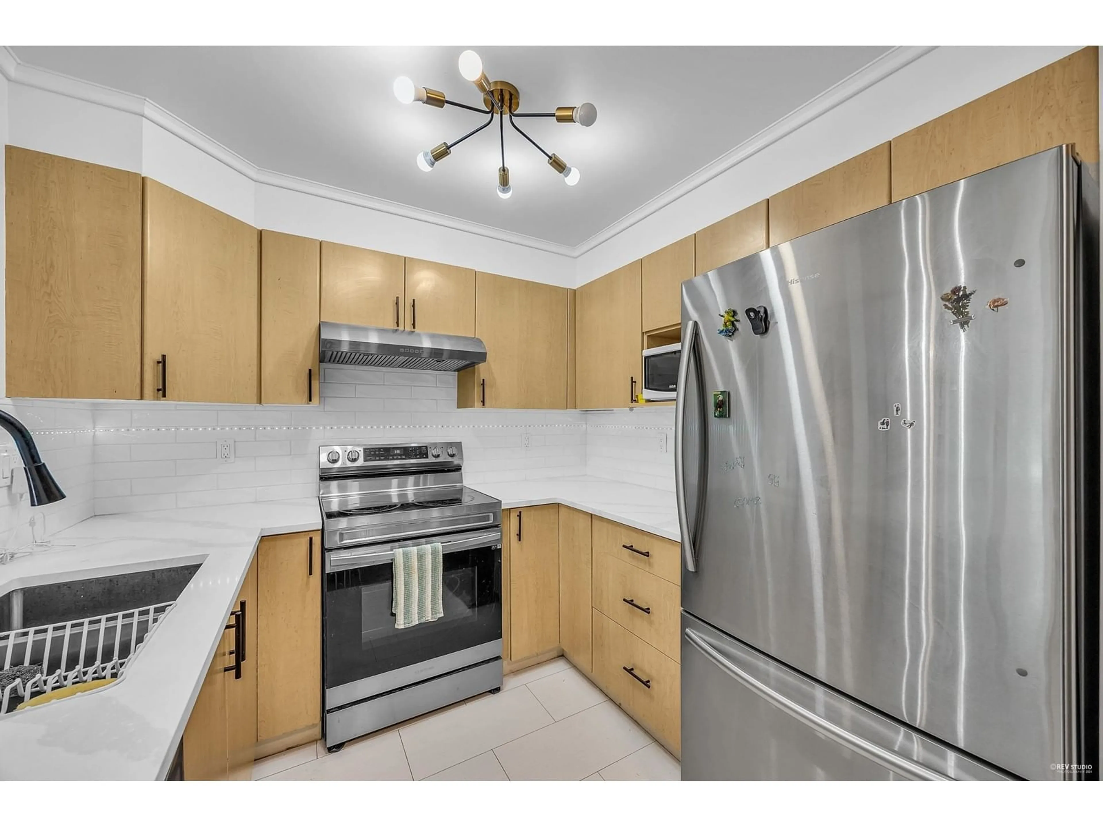 Standard kitchen, wood floors for 310 15220 GUILDFORD DRIVE, Surrey British Columbia V3R0Y6