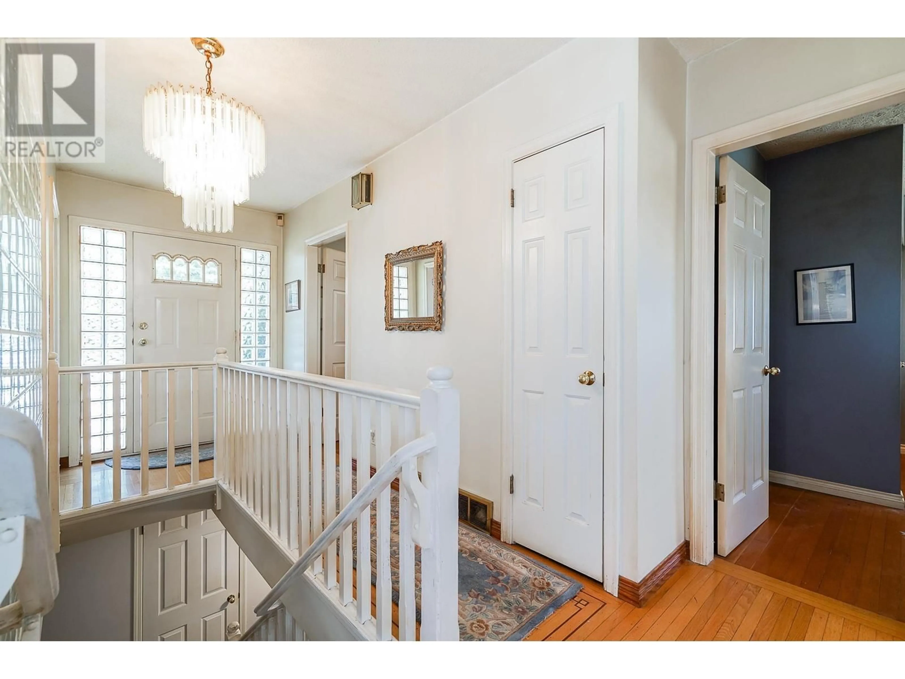 Indoor entryway, wood floors for 7232 GRANVILLE STREET, Vancouver British Columbia V6P4X9