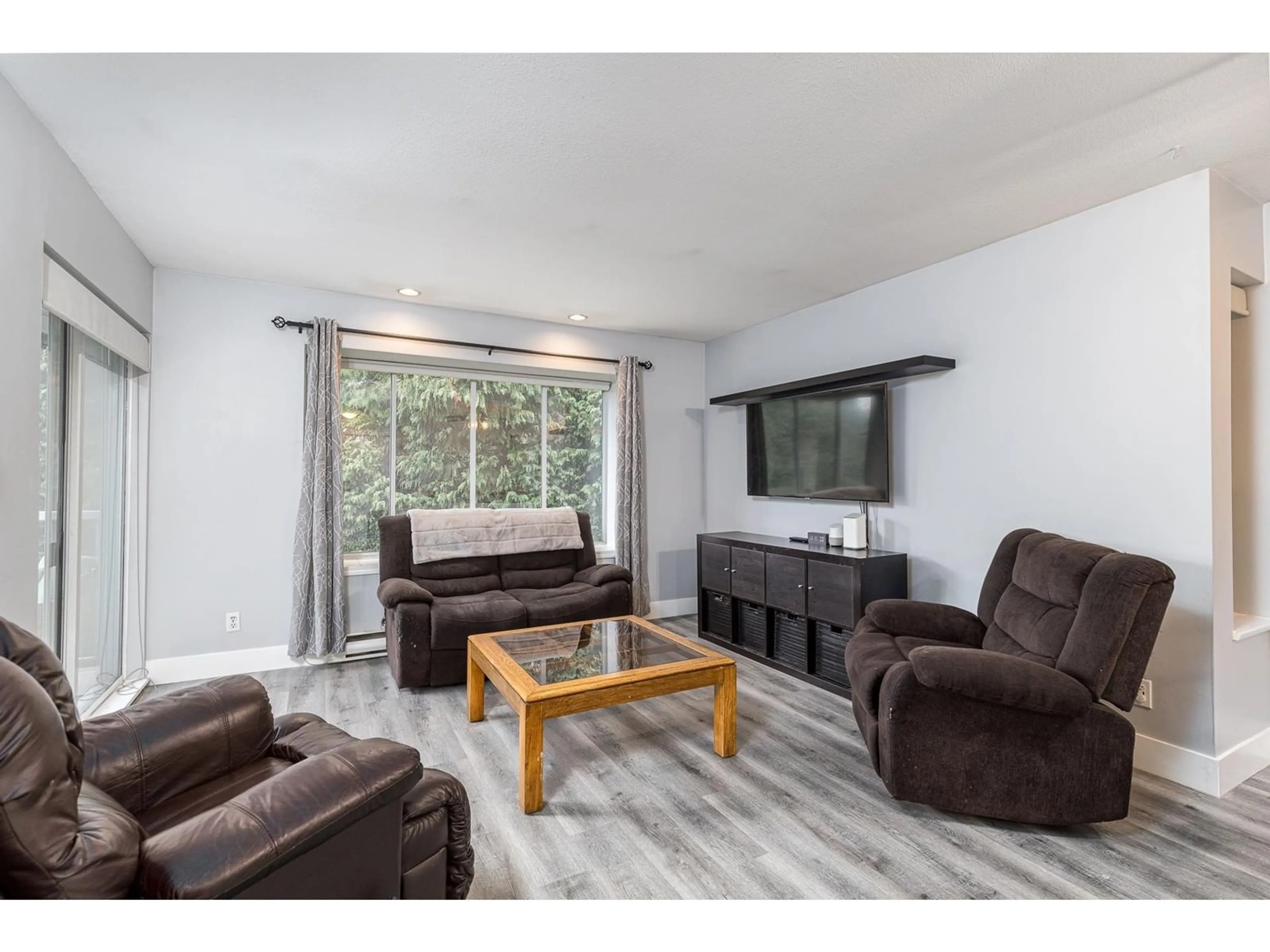 Living room, wood floors for 906 1750 MCKENZIE ROAD, Abbotsford British Columbia V2S3Z3