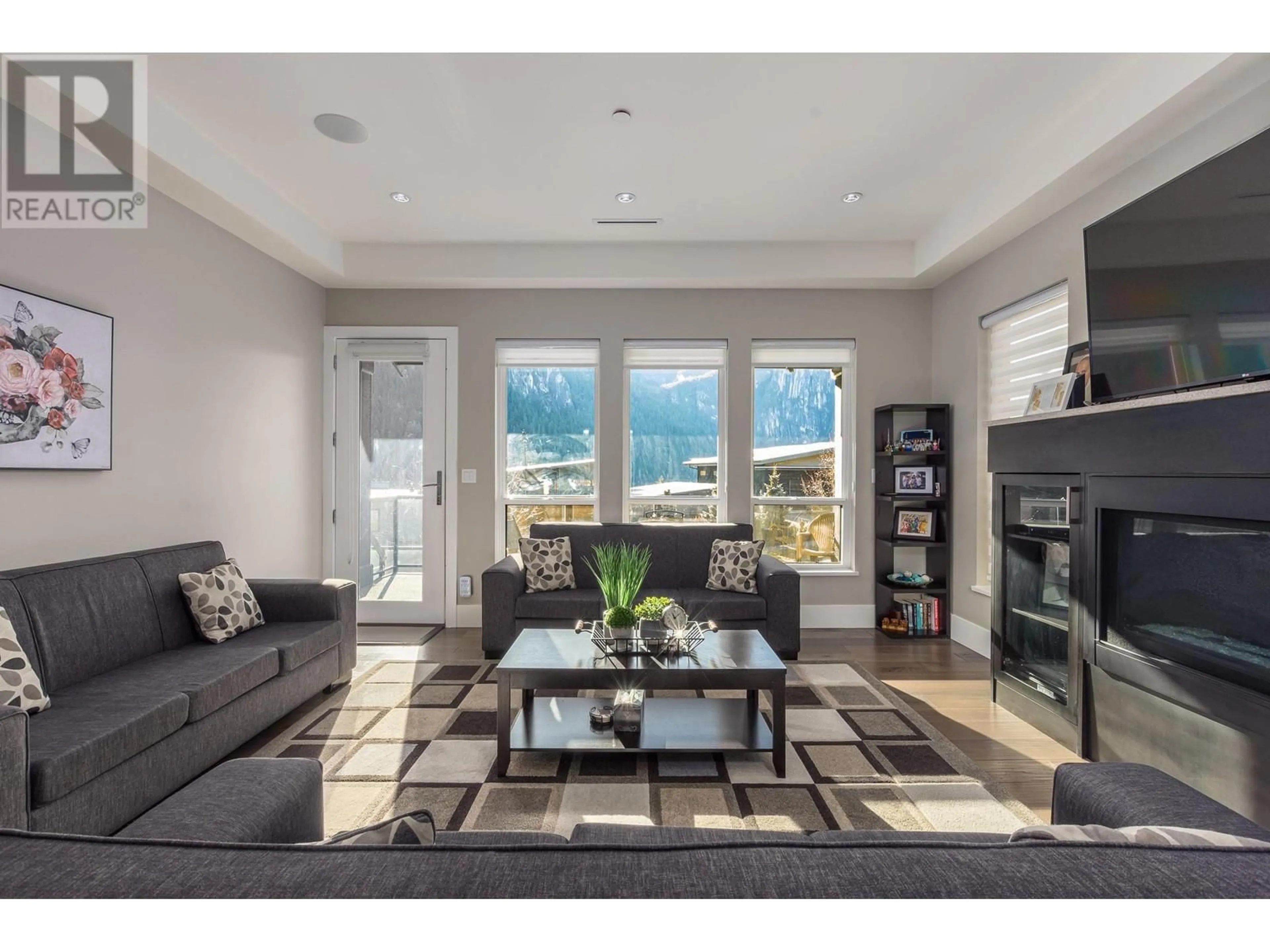 Living room, wood floors for 38544 SKY PILOT DRIVE, Squamish British Columbia V8B0T6