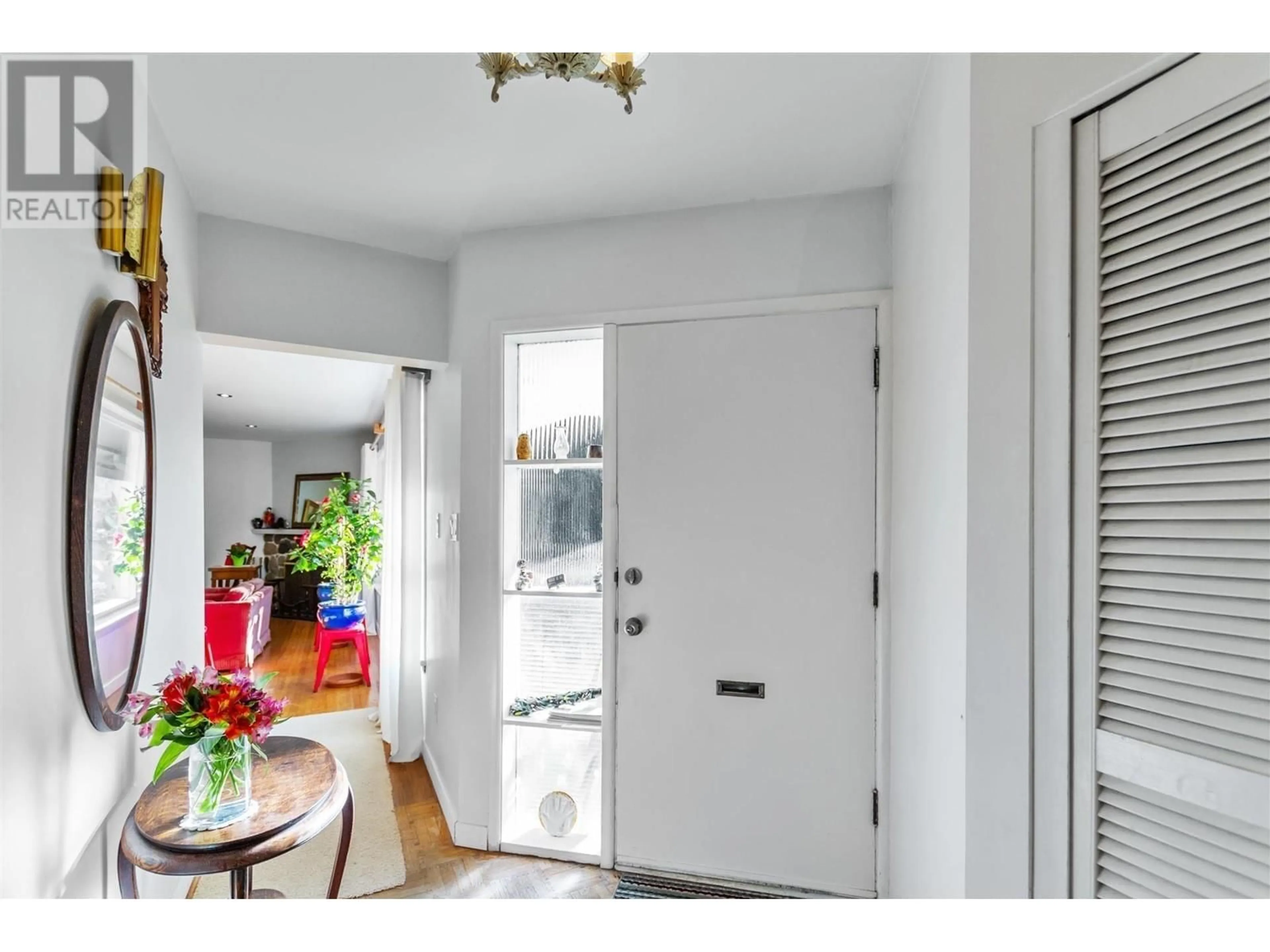 Indoor entryway, wood floors for 410 HADDEN DRIVE, West Vancouver British Columbia V7S1E9