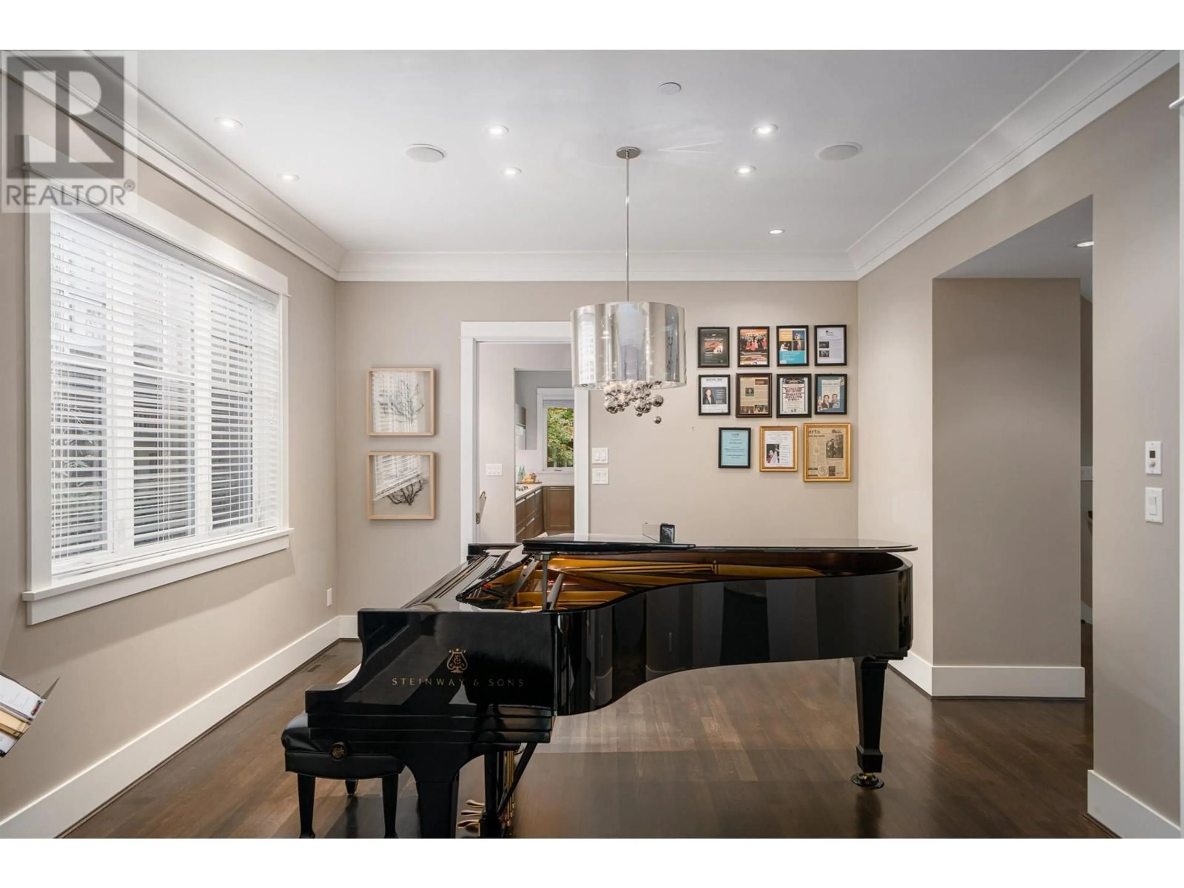 Indoor entryway, wood floors for 6479 LARCH STREET, Vancouver British Columbia V6M4E8