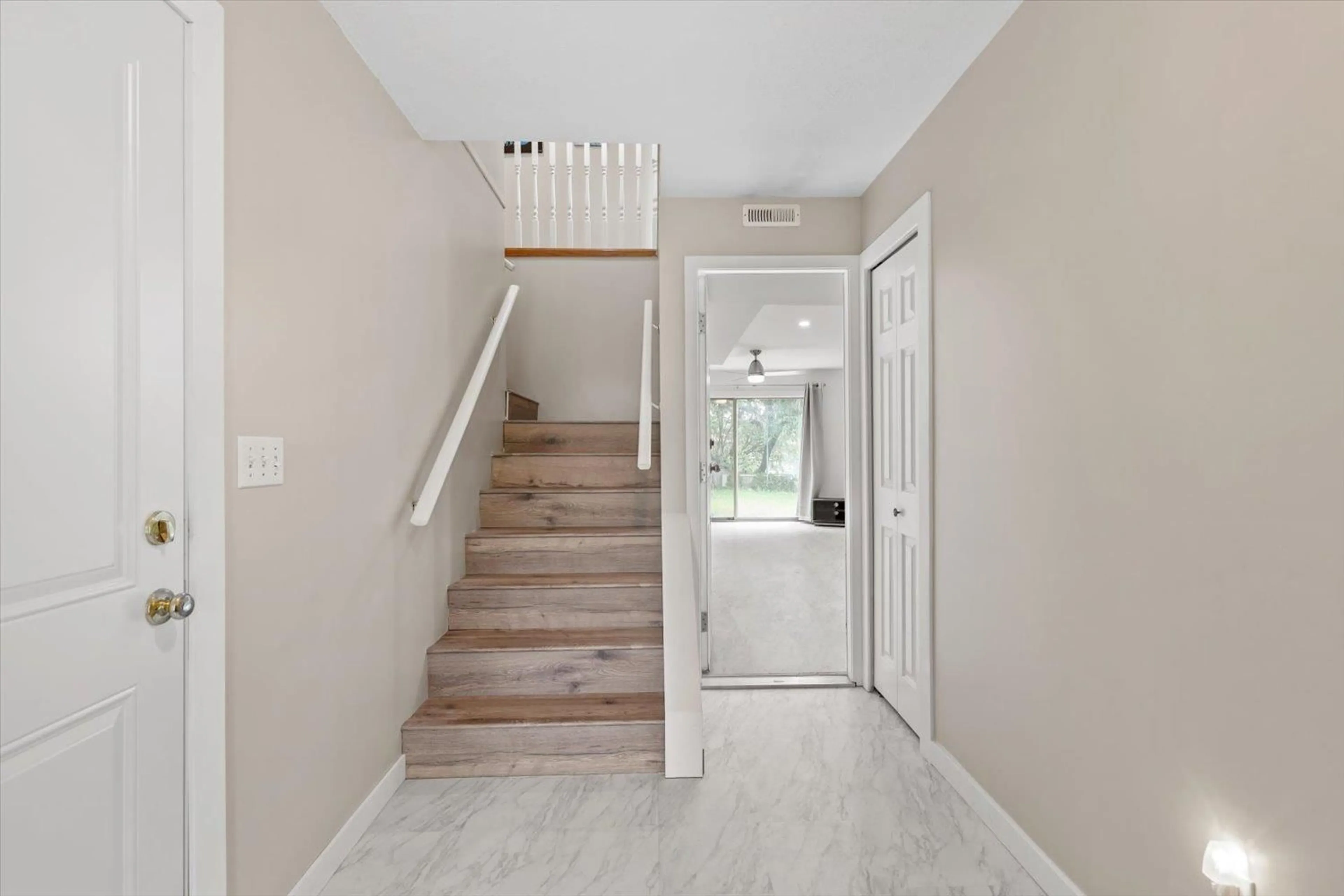 Indoor entryway for 8036 CEDAR STREET, Mission British Columbia V2V3N1