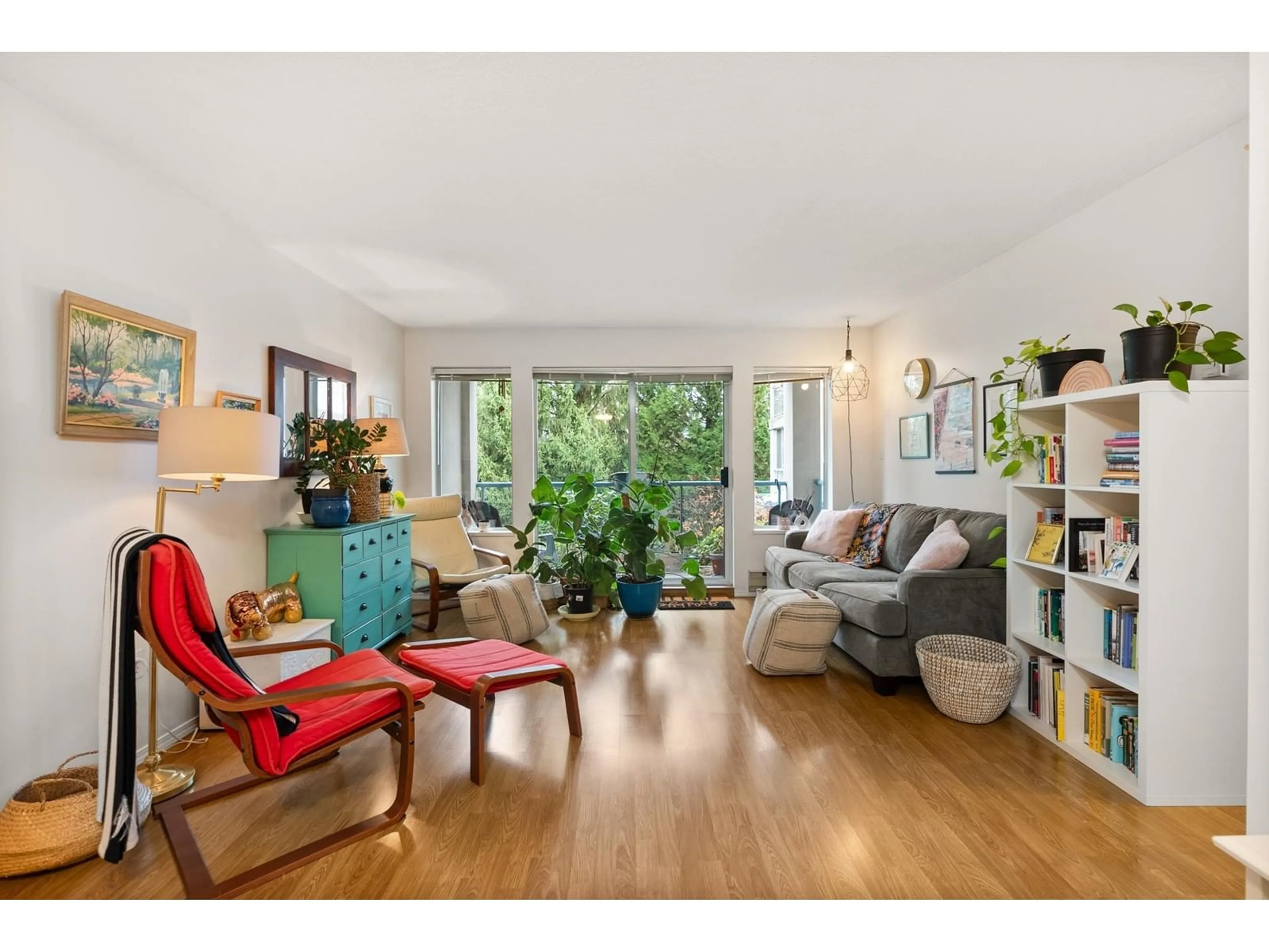 Living room, wood floors for 104 33090 GEORGE FERGUSON WAY, Abbotsford British Columbia V2S6Y2