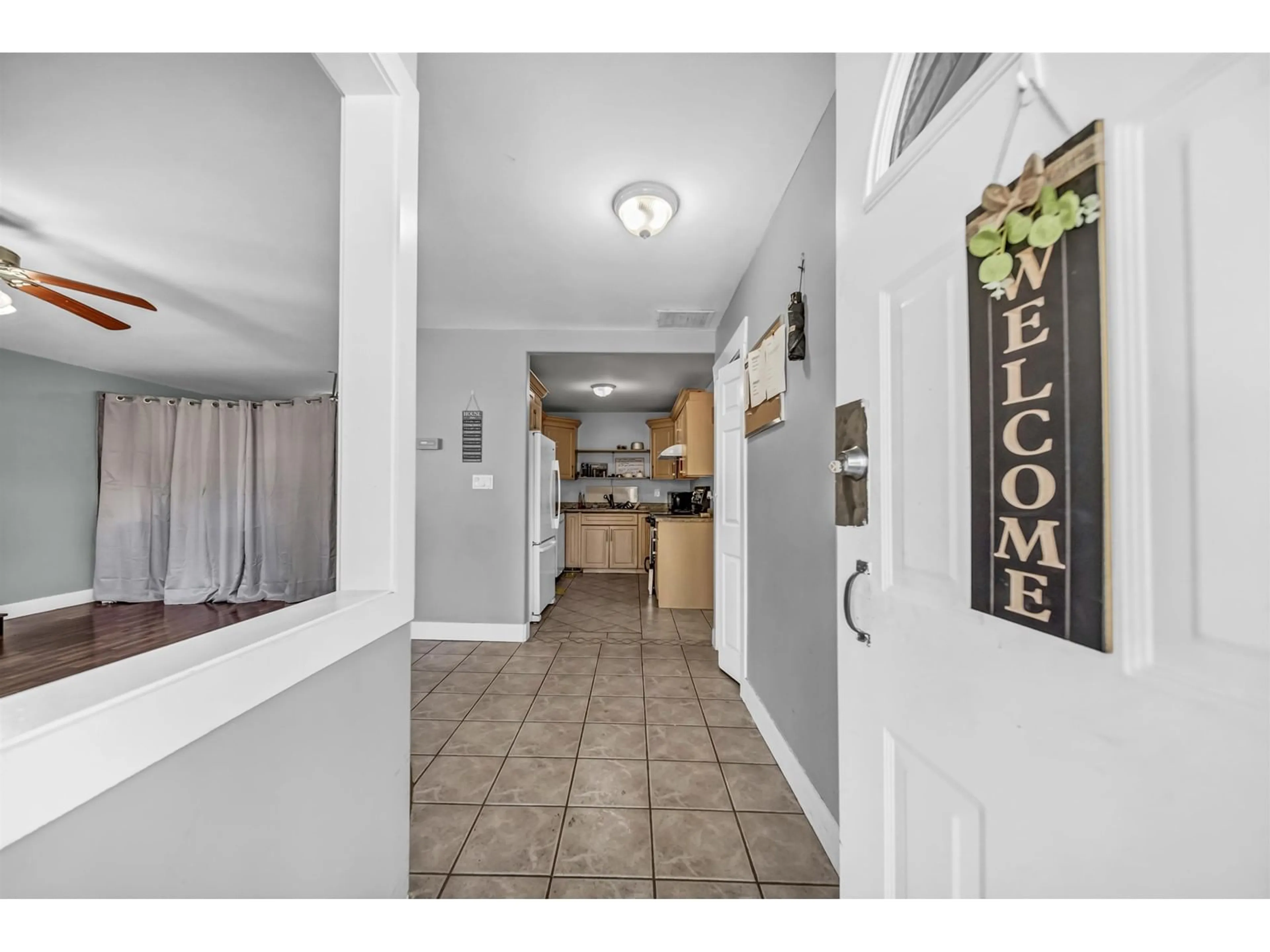 Indoor entryway, wood floors for 13090 72 AVENUE, Surrey British Columbia V3W2N2