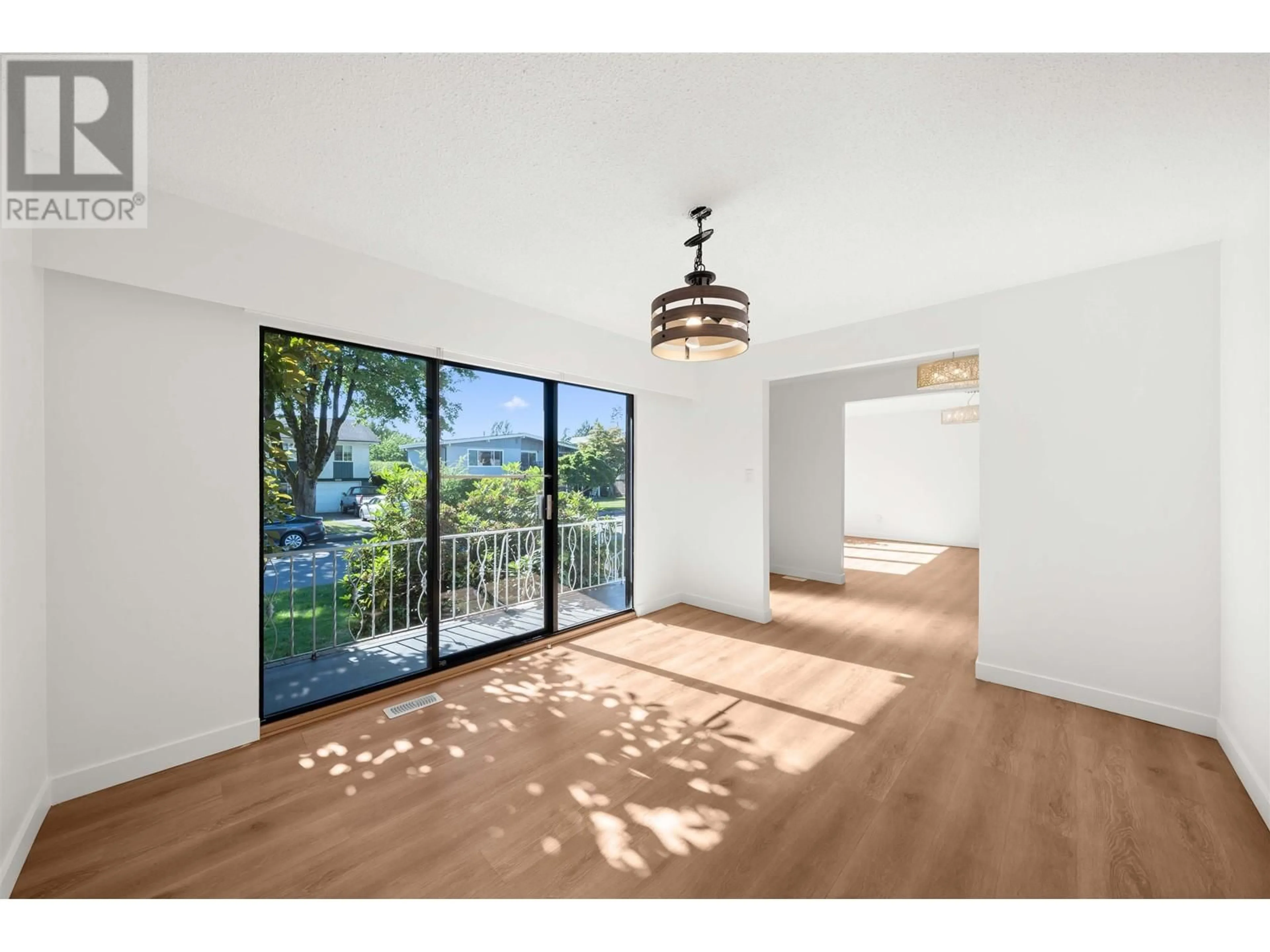 Indoor foyer, wood floors for 10560 SEAHAVEN DRIVE, Richmond British Columbia V7A4C9