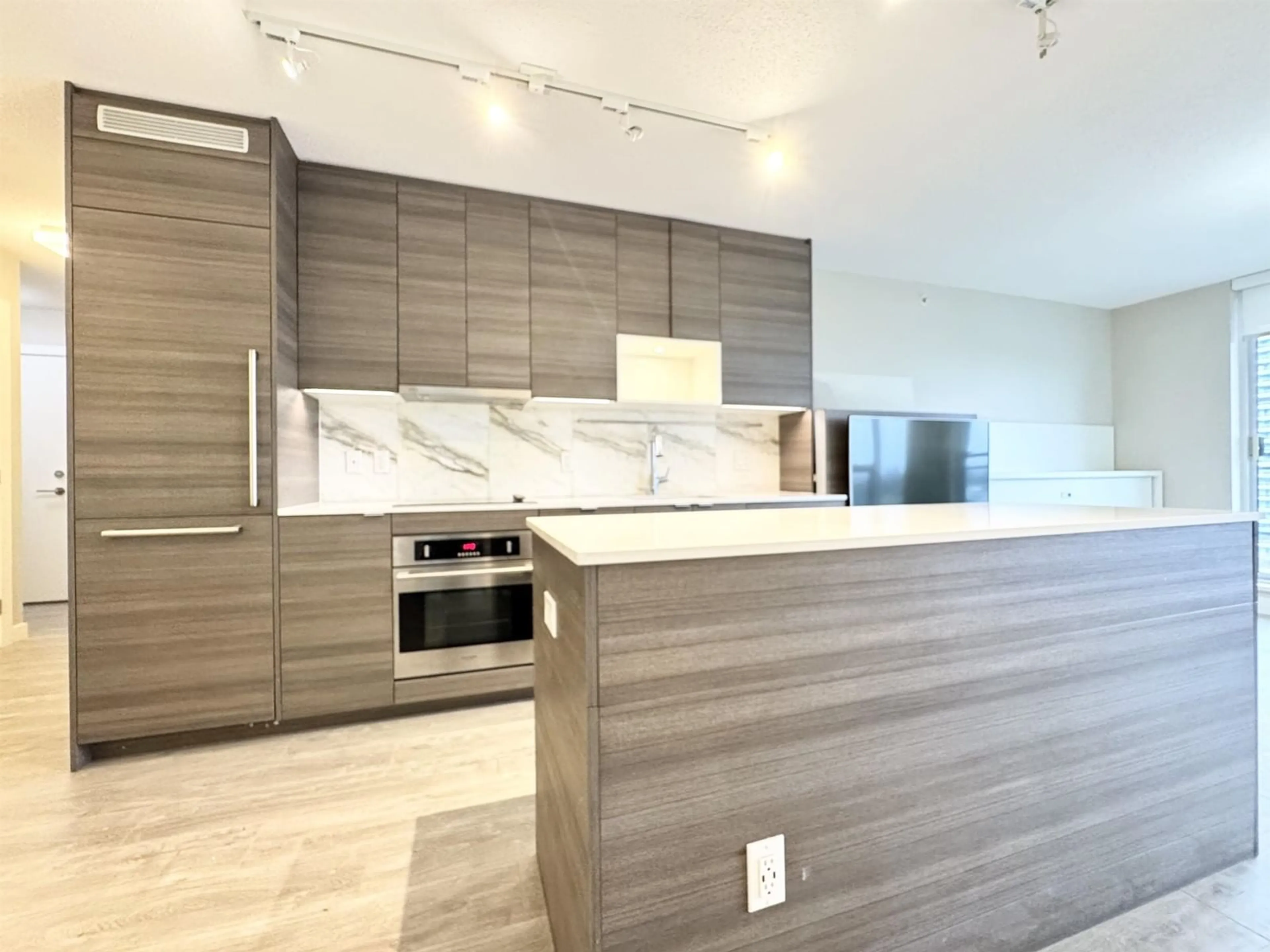 Open concept kitchen for 1505 13398 104 AVENUE, Surrey British Columbia V3T1V6