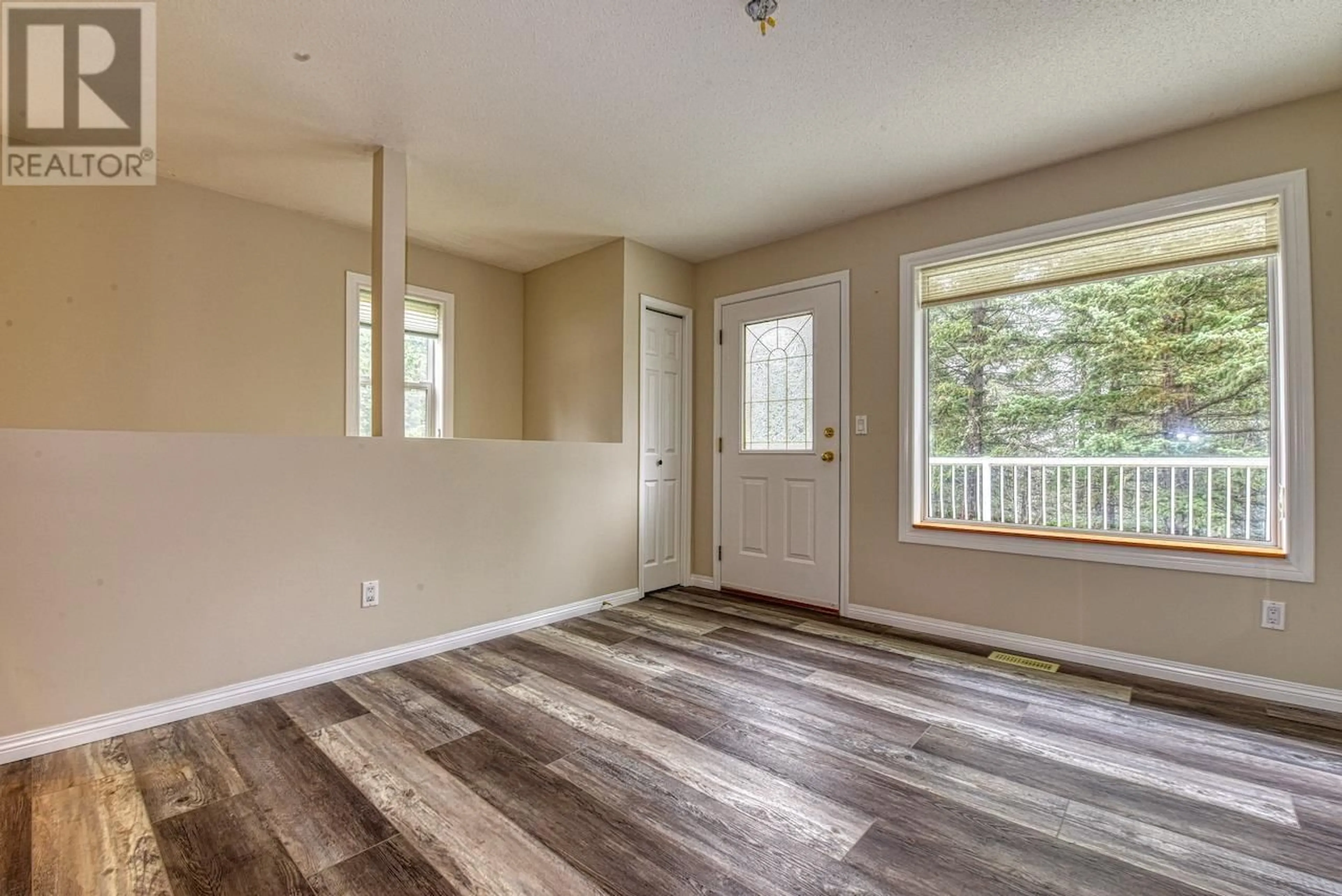 Indoor entryway, wood floors for 177 WOODLAND DRIVE, Williams Lake British Columbia V2G4P9