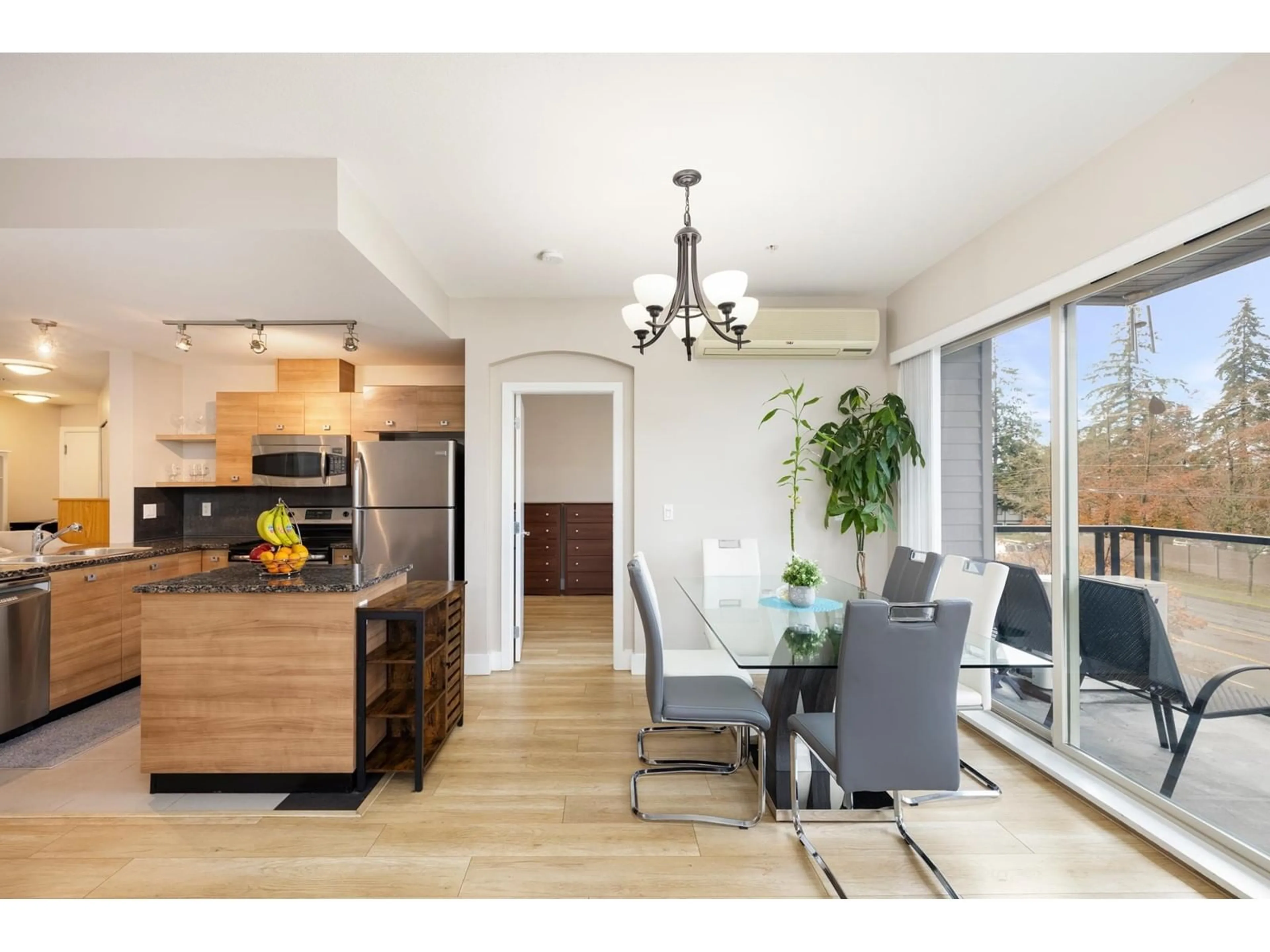 Open concept kitchen for 319 6688 120 STREET, Surrey British Columbia V3W1T8