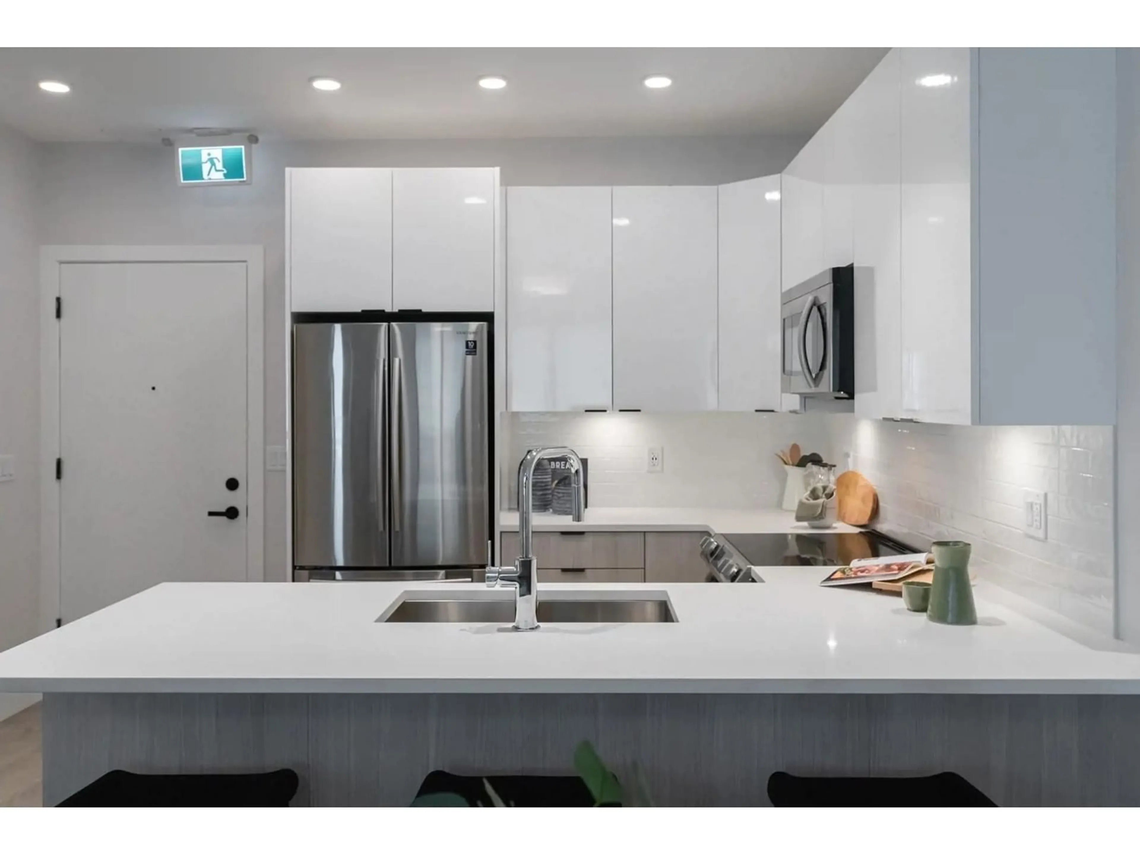 Contemporary kitchen, unknown for 203 13452 95 AVENUE, Surrey British Columbia V3R7W4